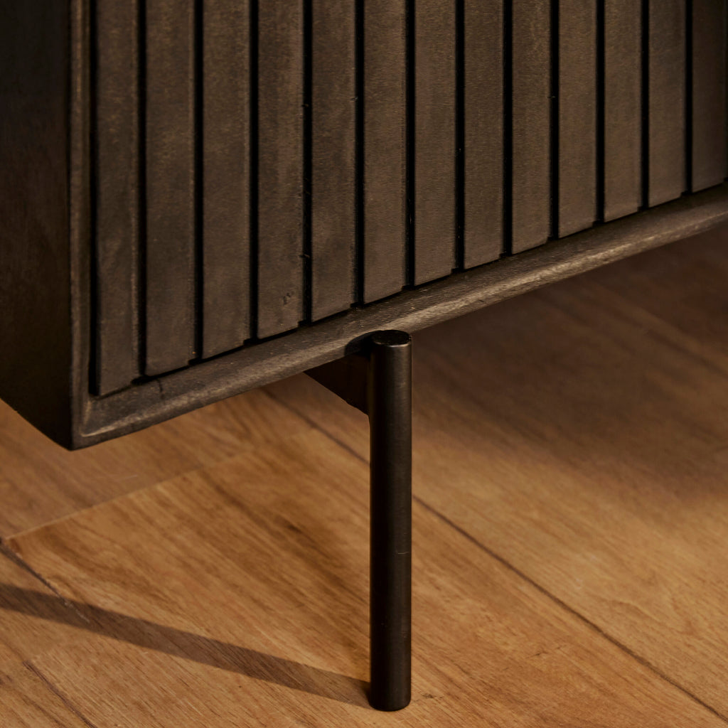 Sideboard Mandy Schwarz – Mangoholz mit Metallrahmen, 4 Türen im Lamellen-Design, modernes Lowboard 210 x 45 x 85 cm