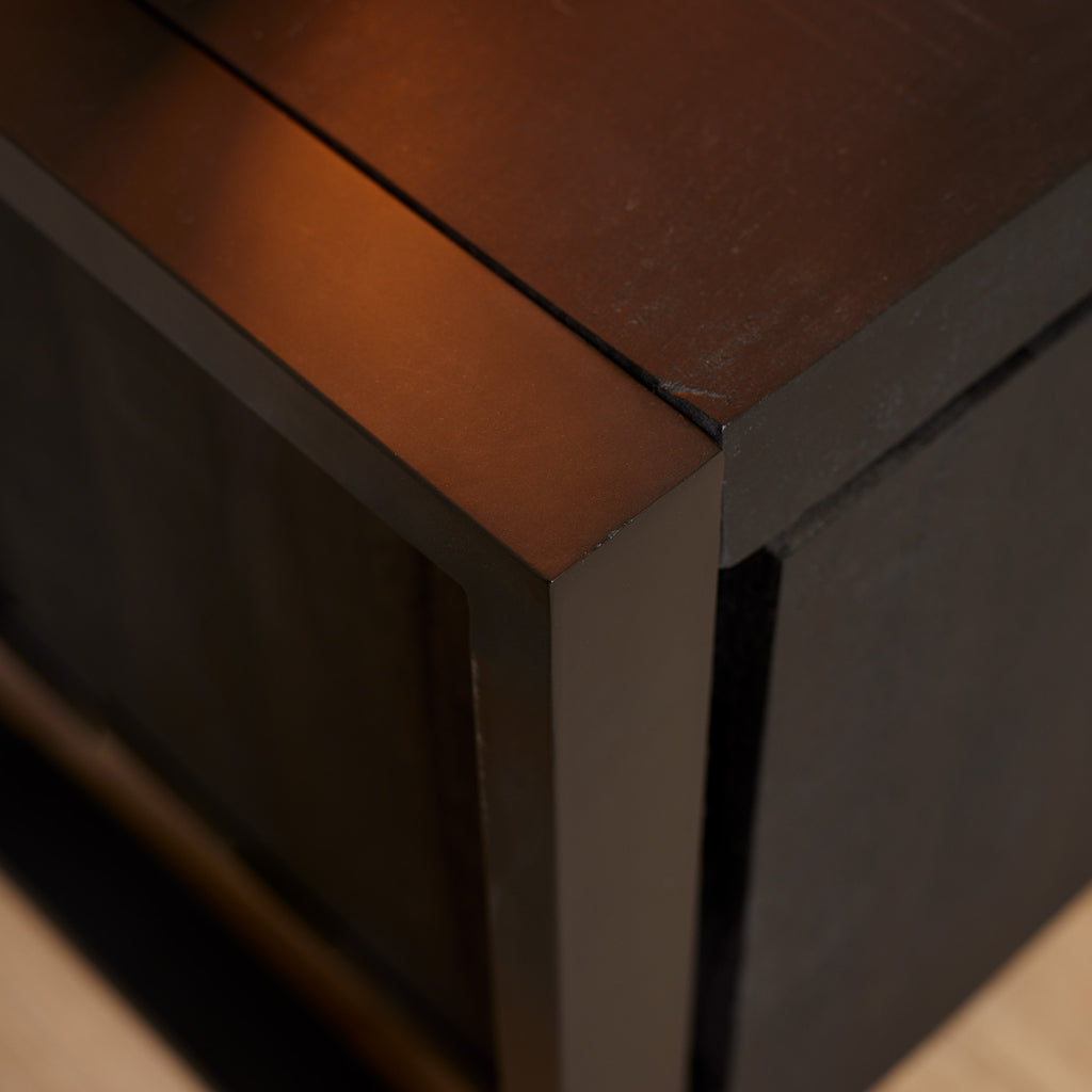 TV-Board Bori Schwarz – Mangoholz & Metall mit 2 Türen, 2 Schubladen & 2 offenen Fächern, 200 x 45 x 55 cm