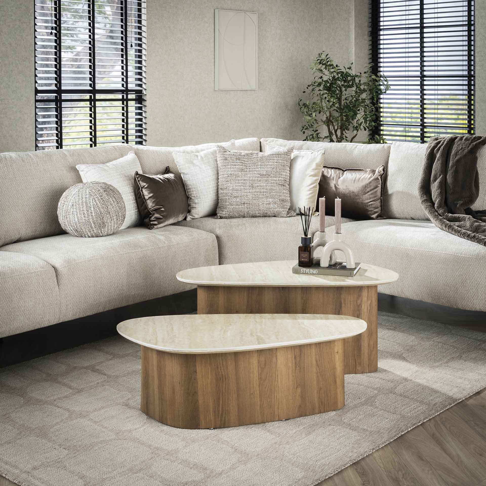 Couchtisch-Set Tivaro – 2 dreieckige Tische mit Keramikplatte in Travertinoptik & Holzgestell, 90 x 43 x 40 cm