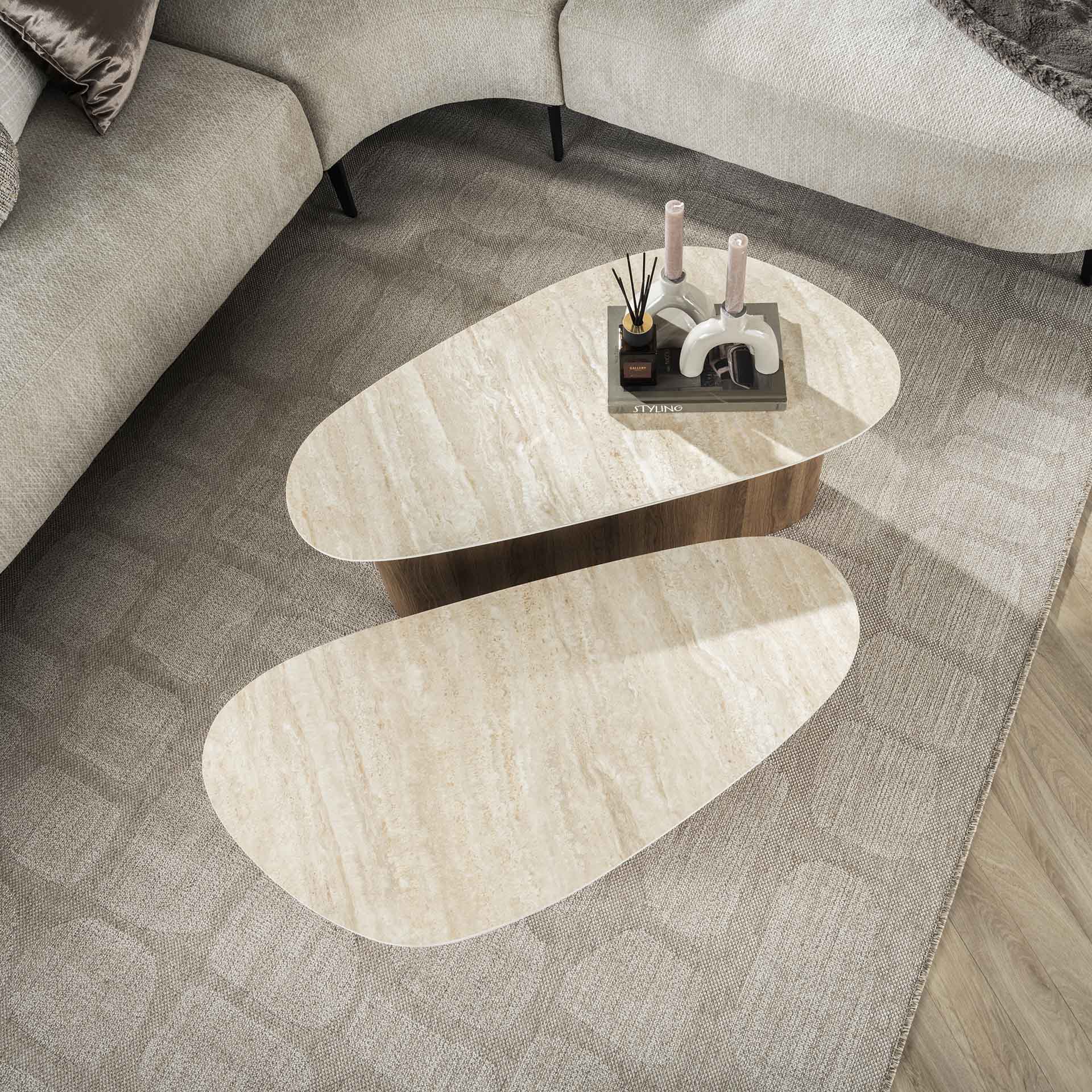 Couchtisch-Set Tivaro – 2 dreieckige Tische mit Keramikplatte in Travertinoptik & Holzgestell, 90 x 43 x 40 cm