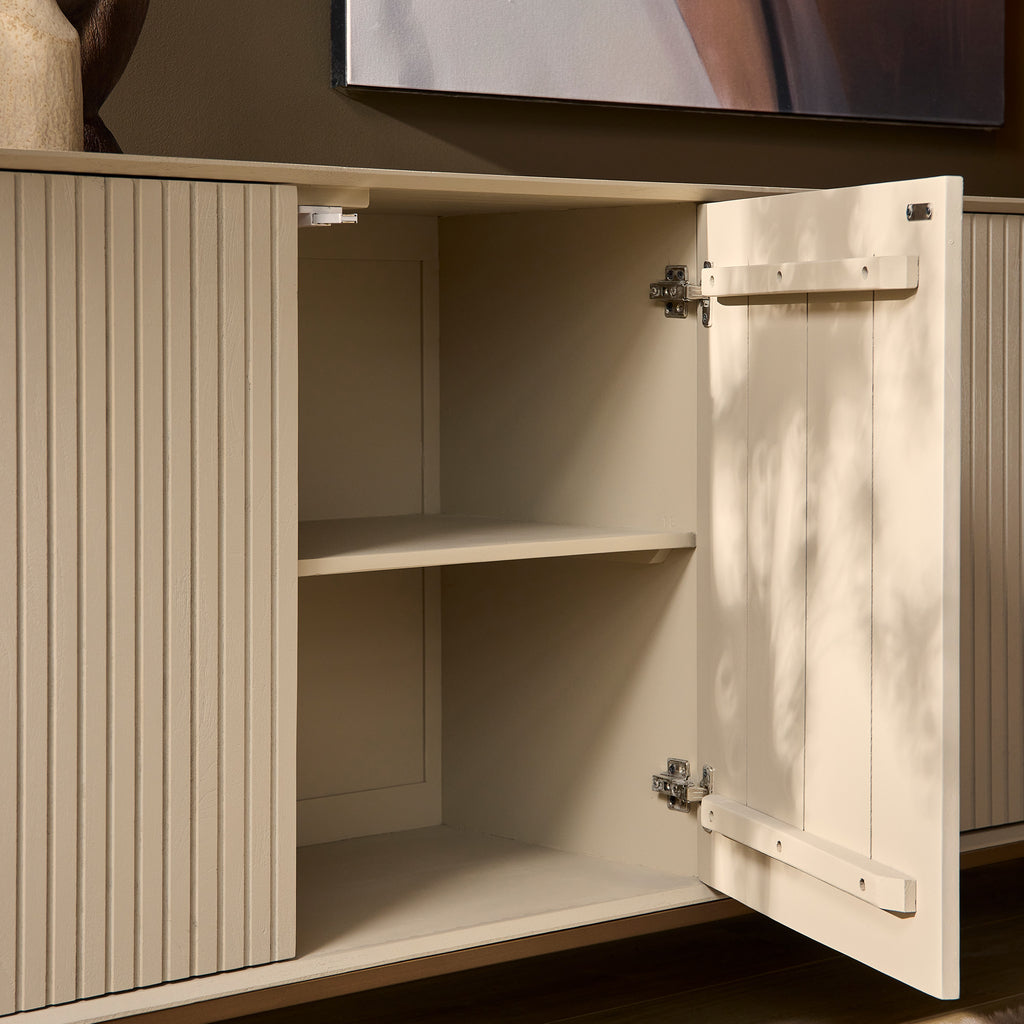 Sideboard Mandy Sand – Design-Kommode aus Mangoholz mit vertikalem Lattenmuster & bronzefarbenem Metallgestell, 210 x 45 x 85 cm