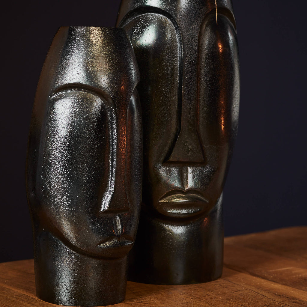 Vase Lyra Schwarz Klein – Aluminiumvase mit oxidierter Oberfläche, 8 x 8 x 31 cm