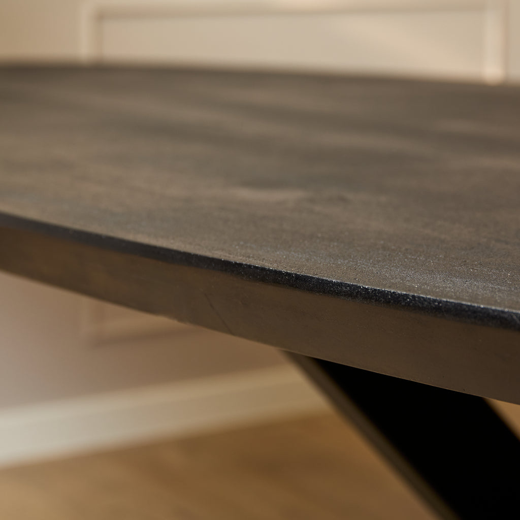 Esstisch Jacky Schwarz – Ovaler Mangoholztisch mit Metallgestell, 180 x 90 x 76 cm, moderne sandgestrahlte Tischplatte