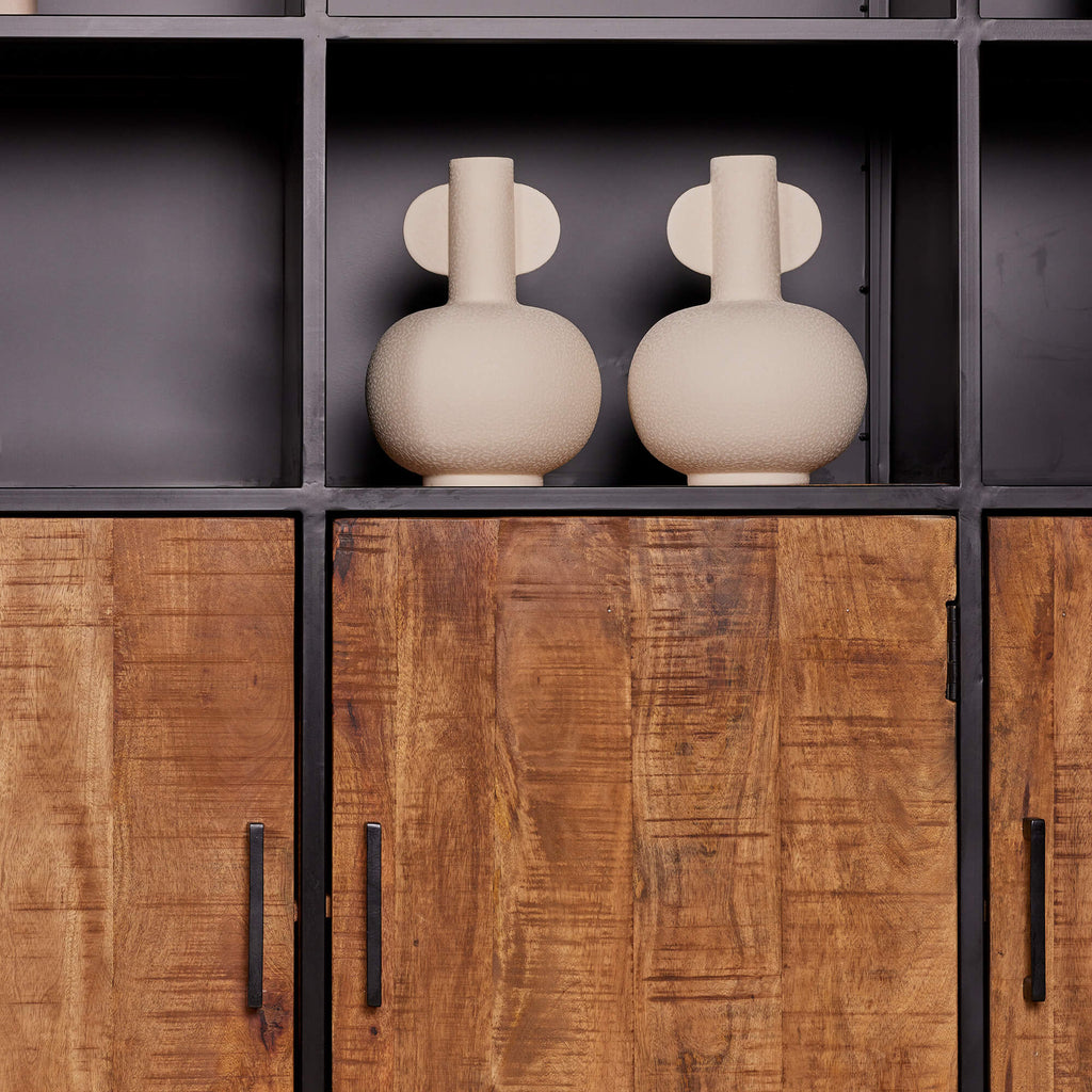 Bücherregal Orlen – Mangoholztüren & Fächer, 160 x 40 x 200 cm, stilvolles Design