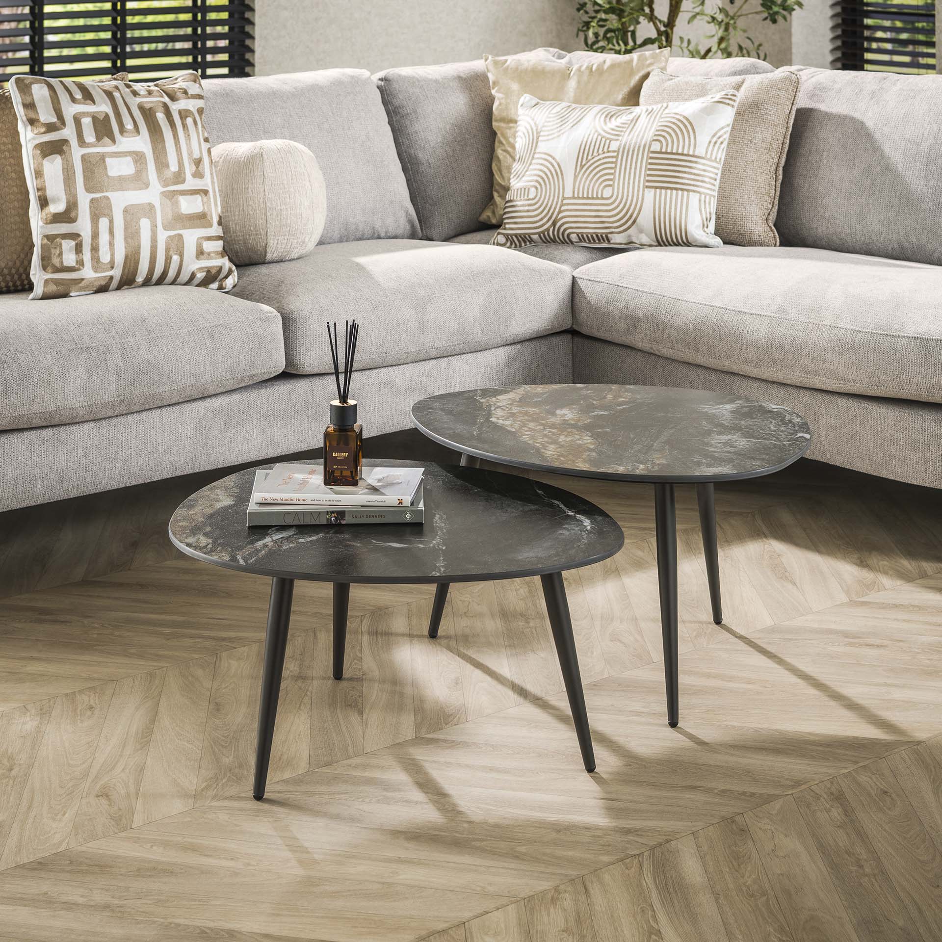 Couchtisch-Set Lonato – 2 Tische in organischer Form mit Steinoptik & Stahlgestell, 70 x 58 x 40 cm, modernes Wohnzimmerset