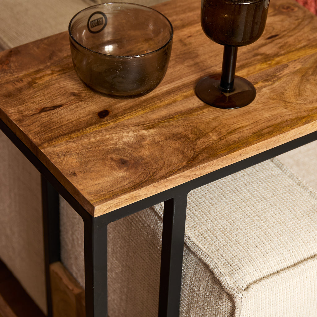 Beistelltisch Slider Naturel High – Sofatisch aus Mangoholz & schwarzem Metall, 32 x 48 x 72 cm
