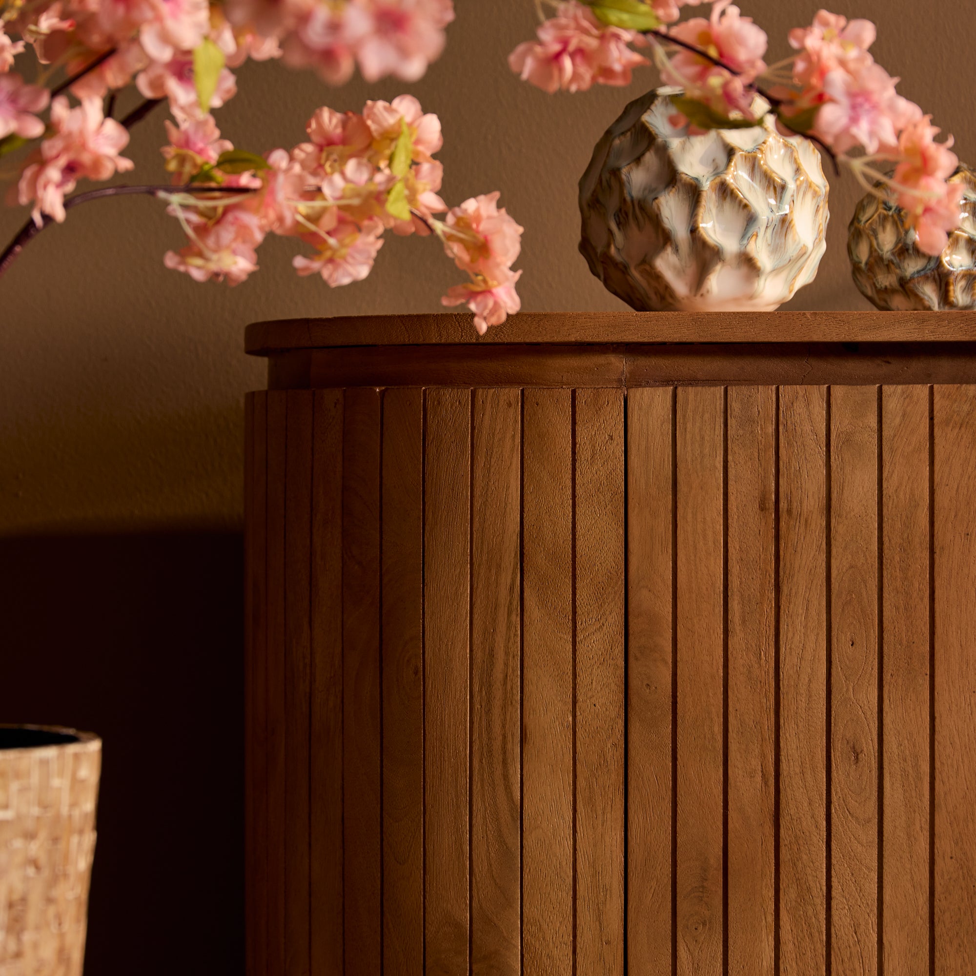 Sideboard Sole Natur – Massives Mangoholz mit Lamellentüren, 165 x 45 x 90 cm, modernes Aufbewahrungsmöbel