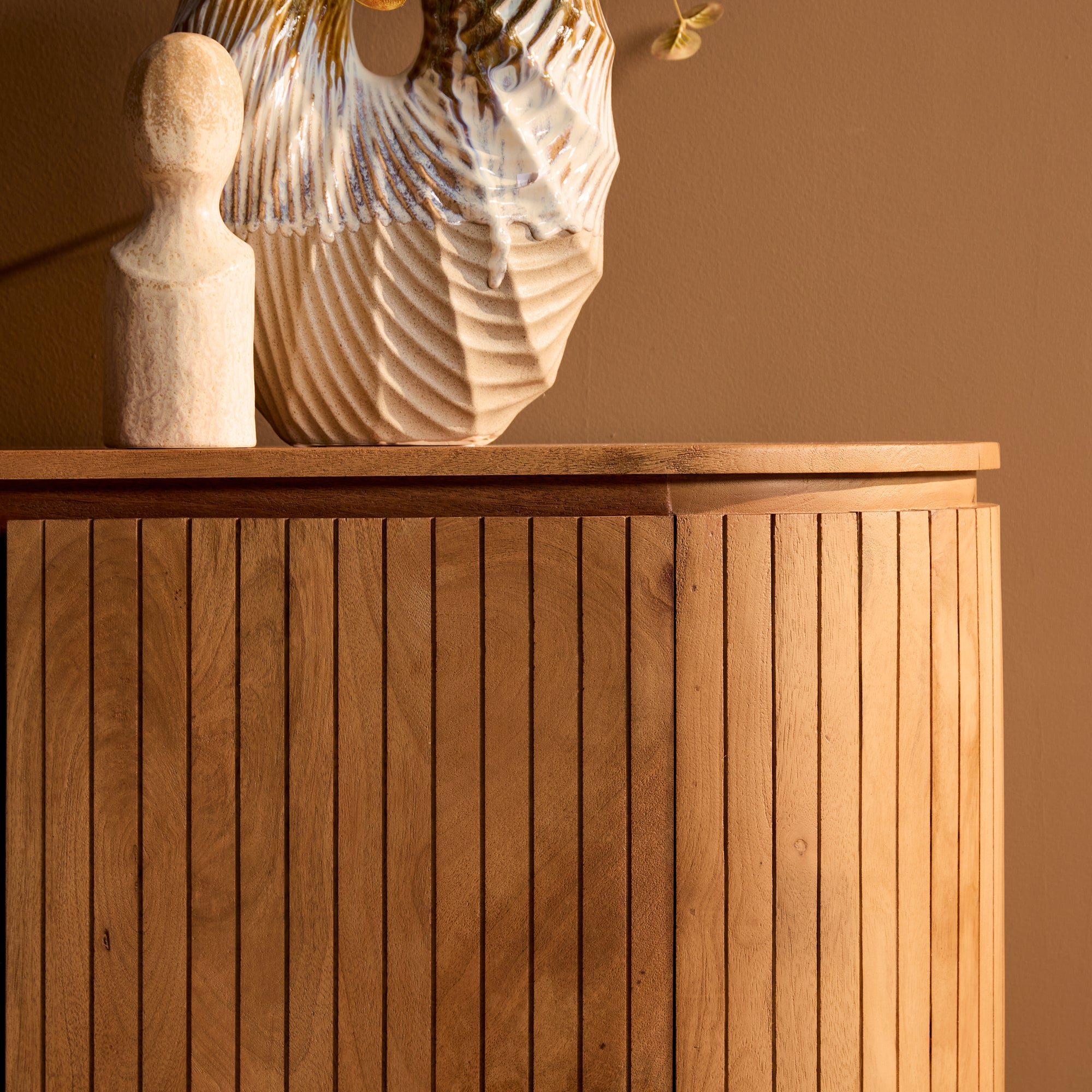 Sideboard Sole Natur – Massives Mangoholz mit Lamellentüren, 165 x 45 x 90 cm, modernes Aufbewahrungsmöbel