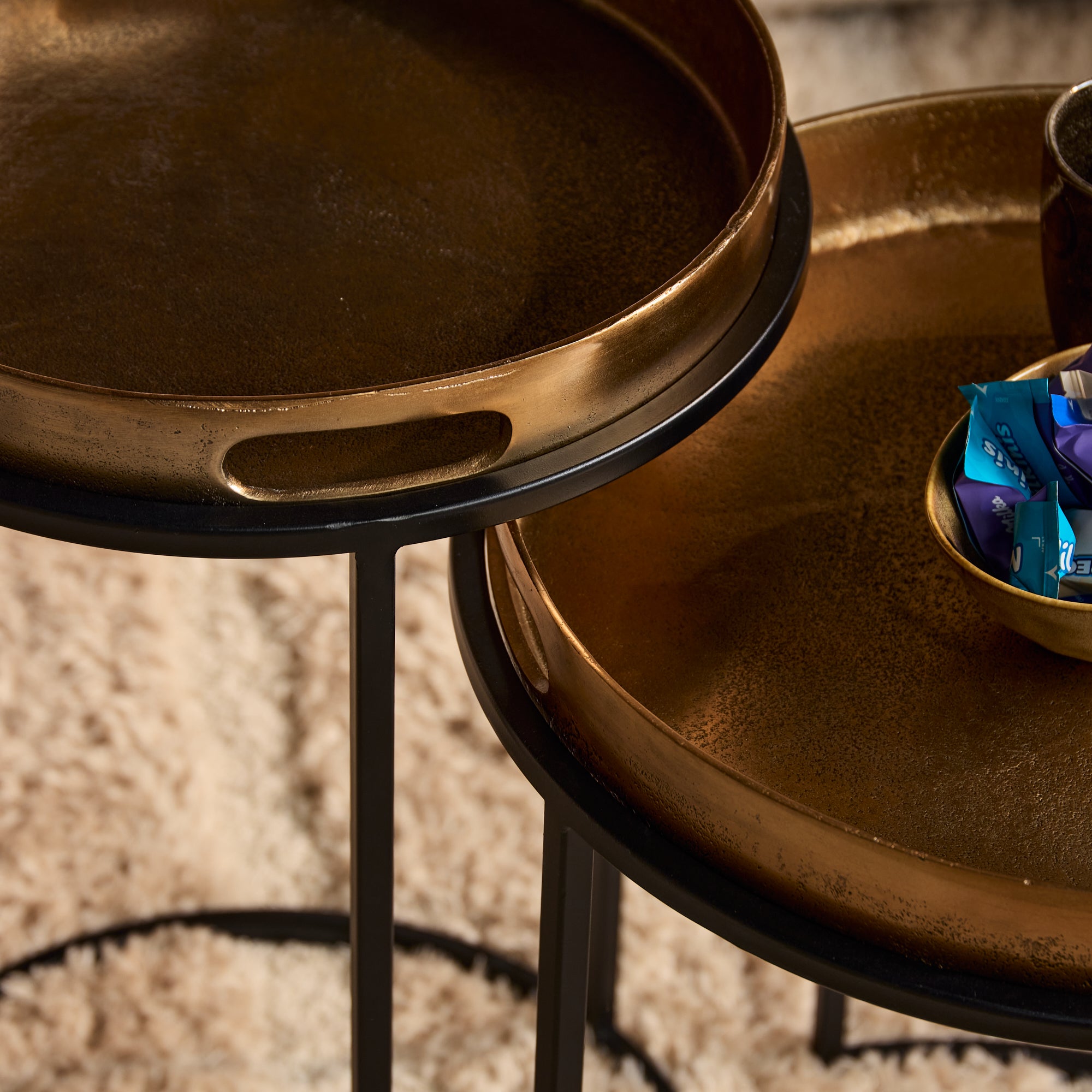 Couchtisch 2er Set Laure – Kupferfarbene Aluminiumplatten & schwarzes Metallgestell, modern & elegant