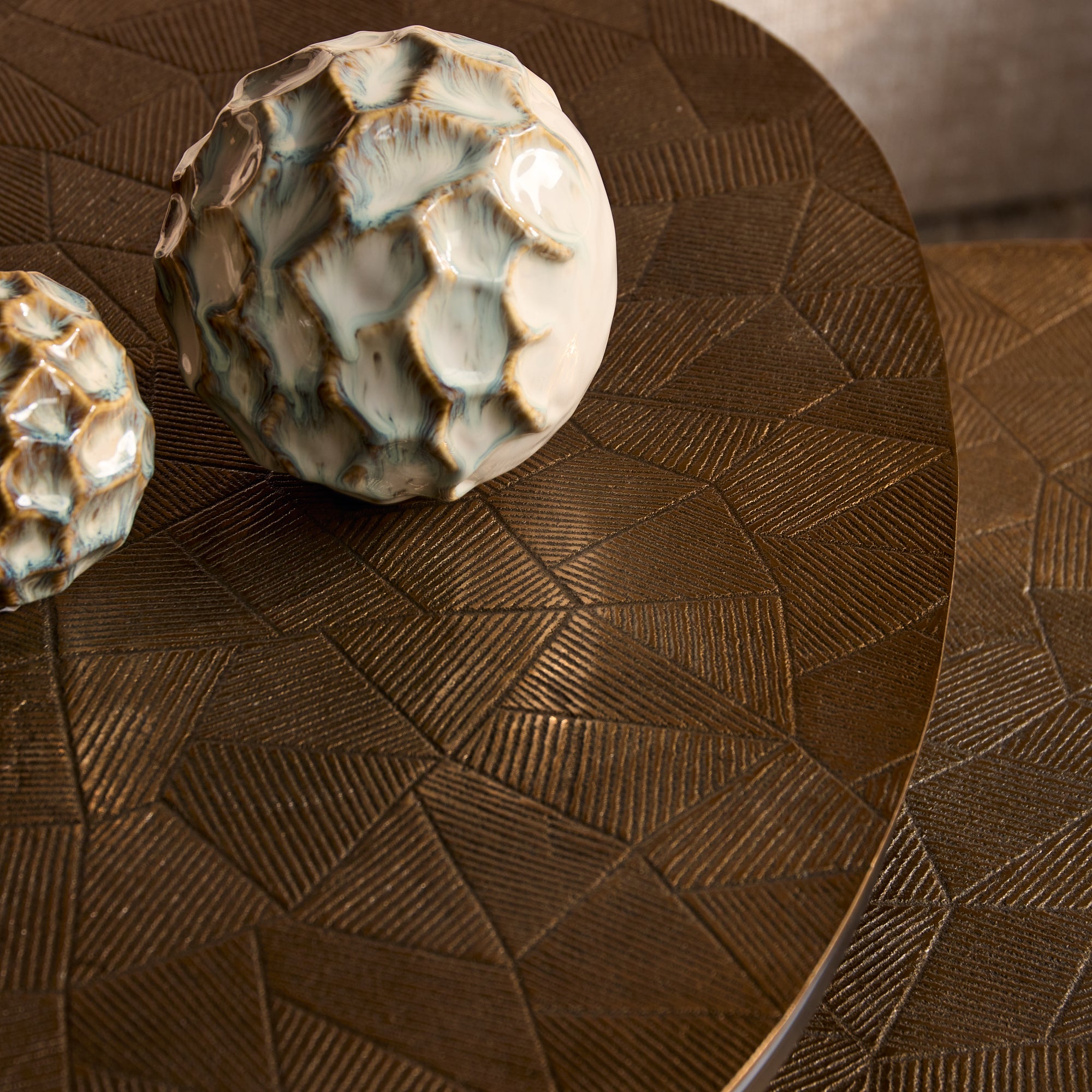 Couchtisch-Set Fontain – 2 organische Tische aus Aluminium mit modernem Metallgestell, 90 x 65 x 50 cm & 70 x 55 x 40 cm