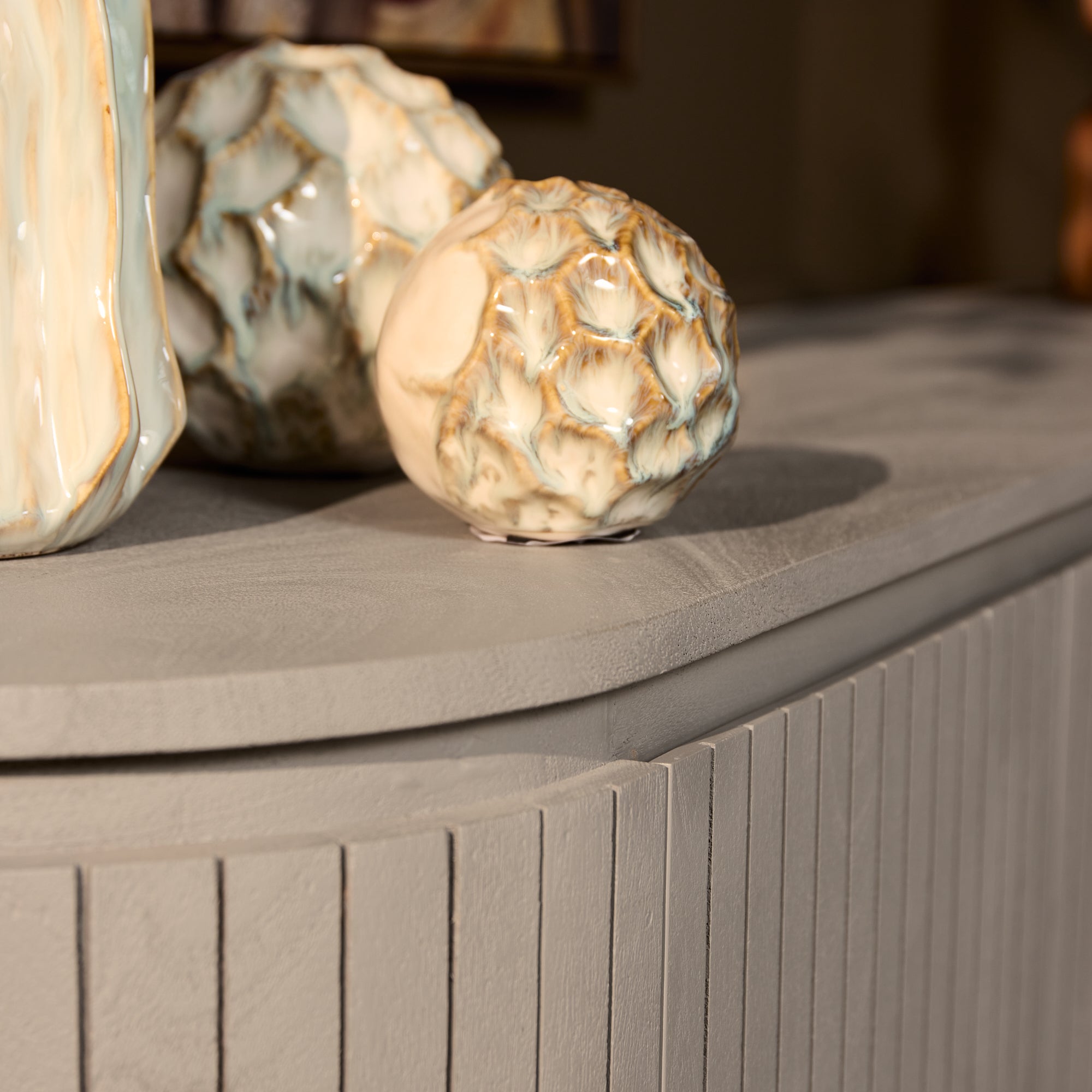 Kommode Sole – Mangoholz mit vertikalem Lattenmuster, 165 x 45 x 90 cm, modernes und zeitloses Design