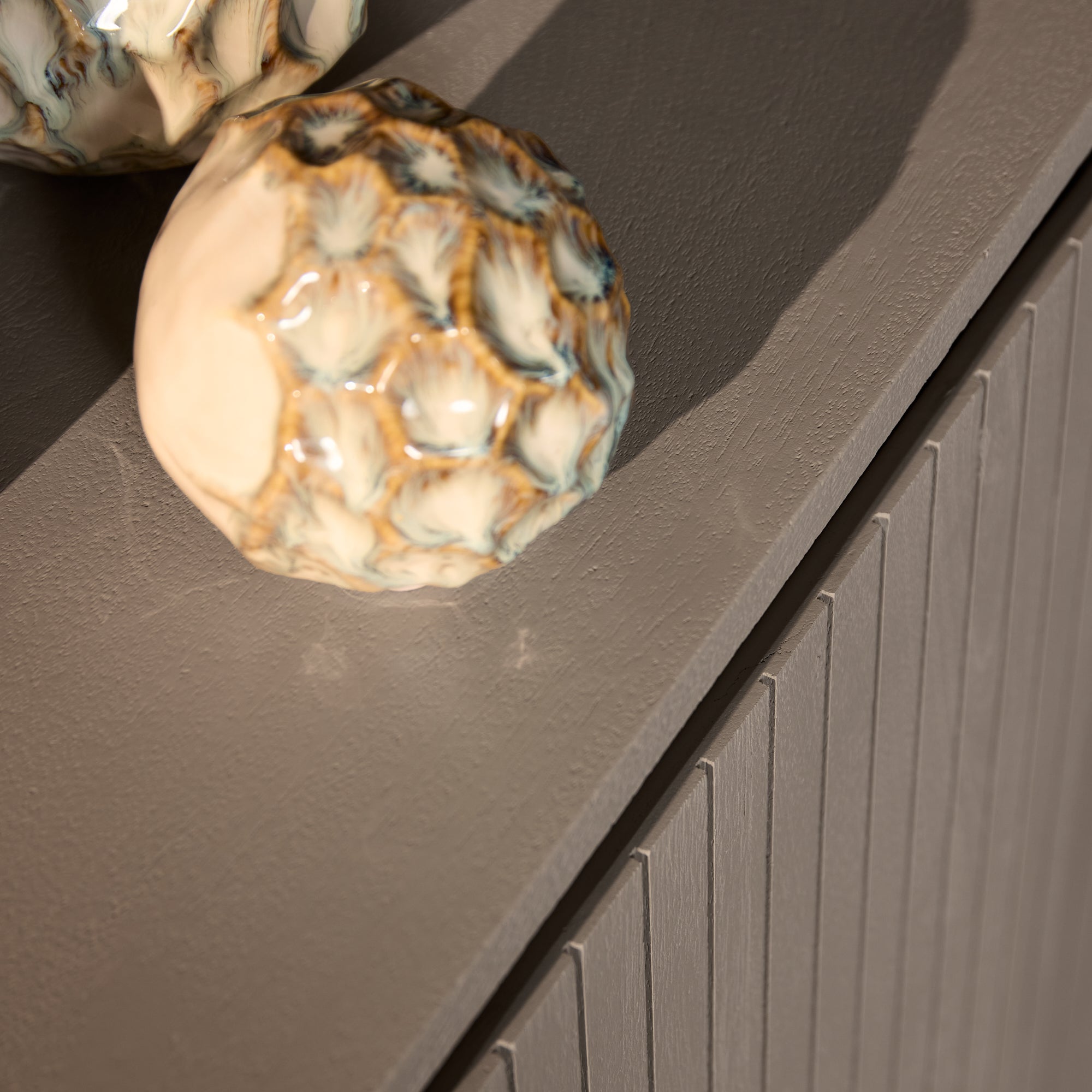 Kommode Sole – Mangoholz mit vertikalem Lattenmuster, 165 x 45 x 90 cm, modernes und zeitloses Design