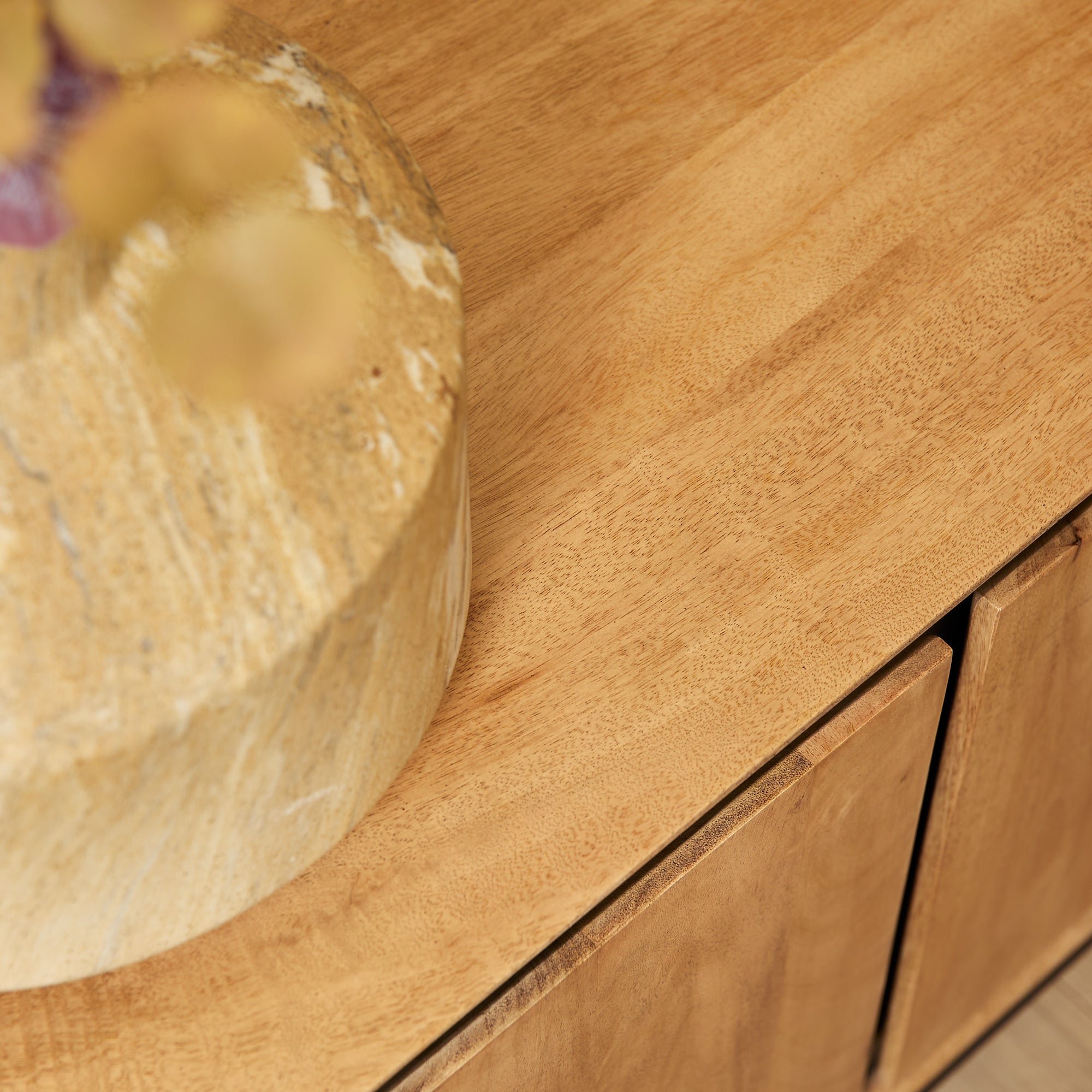 TV Board Rois 180x45x55 cm – modernes Lowboard aus Mangoholz & Metall mit Strukturfront