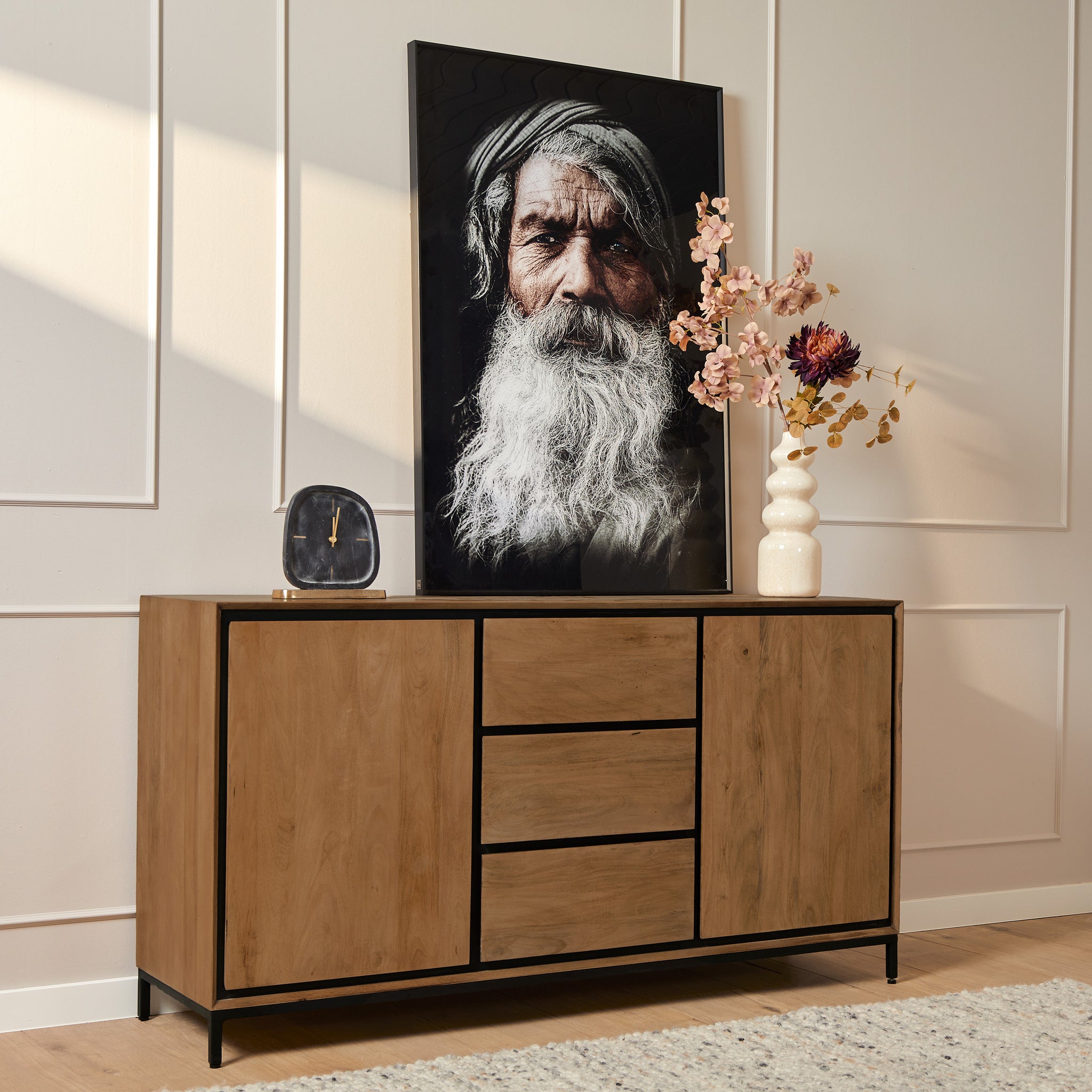 Sideboard Rois – Mangoholz mit schwarzem Metallrahmen, 2 Türen & 3 Schubladen, 160 x 45 x 85 cm