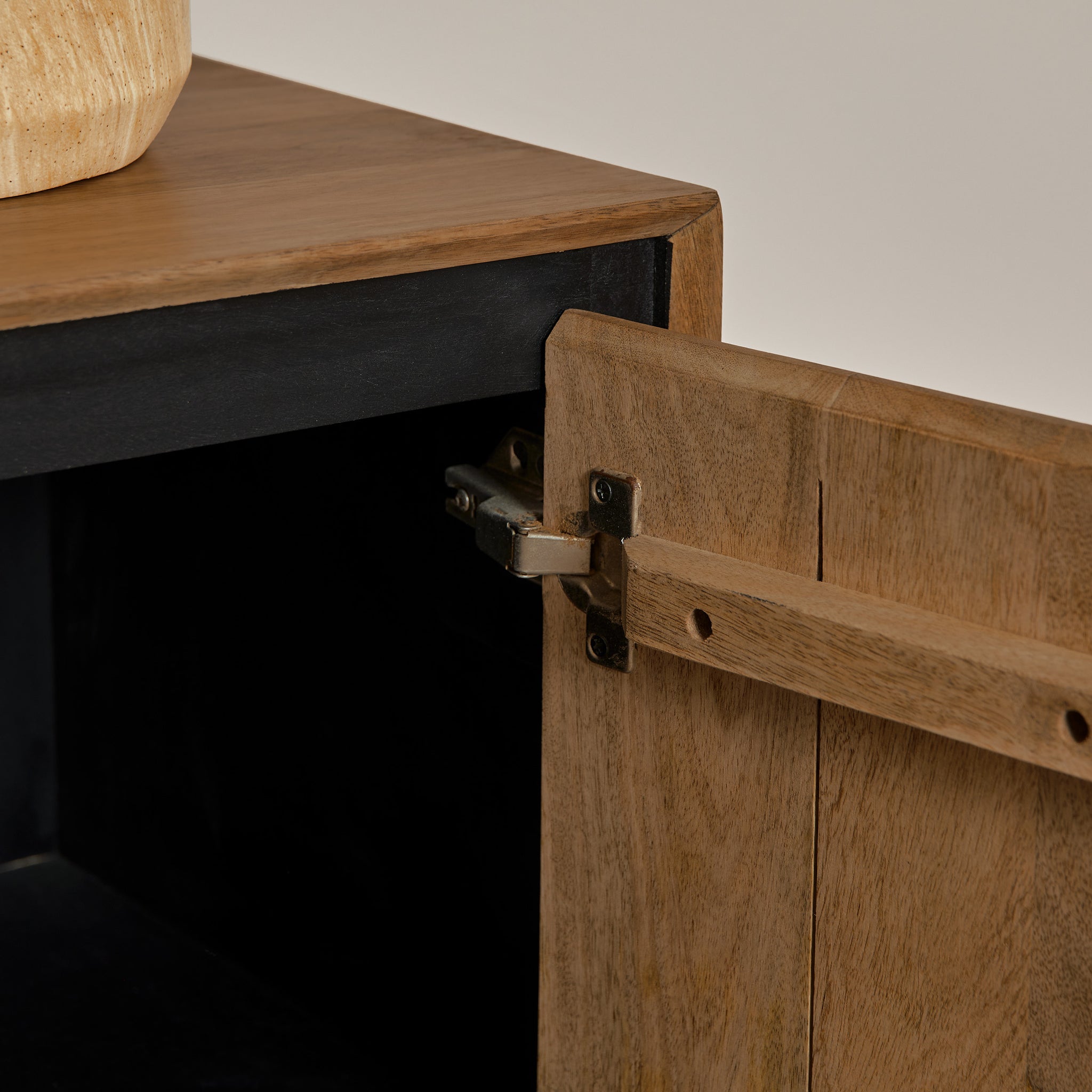 Kommode Rois – Sideboard aus Mangoholz & Metall mit Tür und 3 Schubladen, 100 x 45 x 85 cm