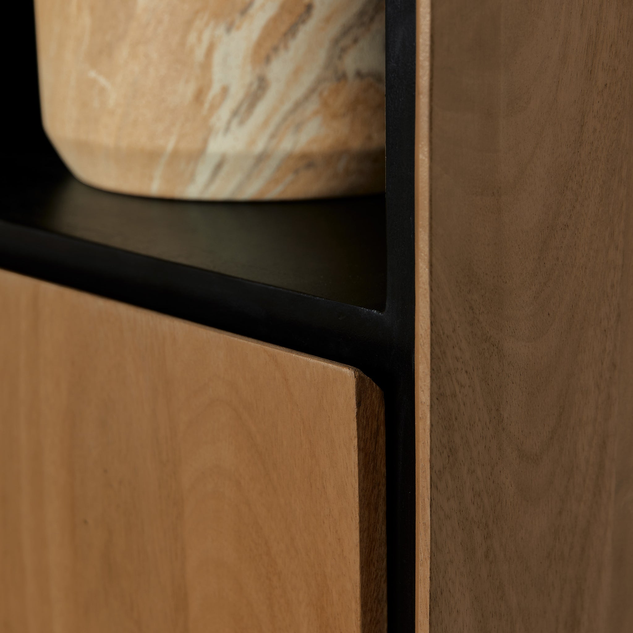 Bücherregal Rois – Mangoholz Aufbewahrungsschrank 60×220×45 cm mit Metallrahmen & 2 grifflosen Türen, modernes Design