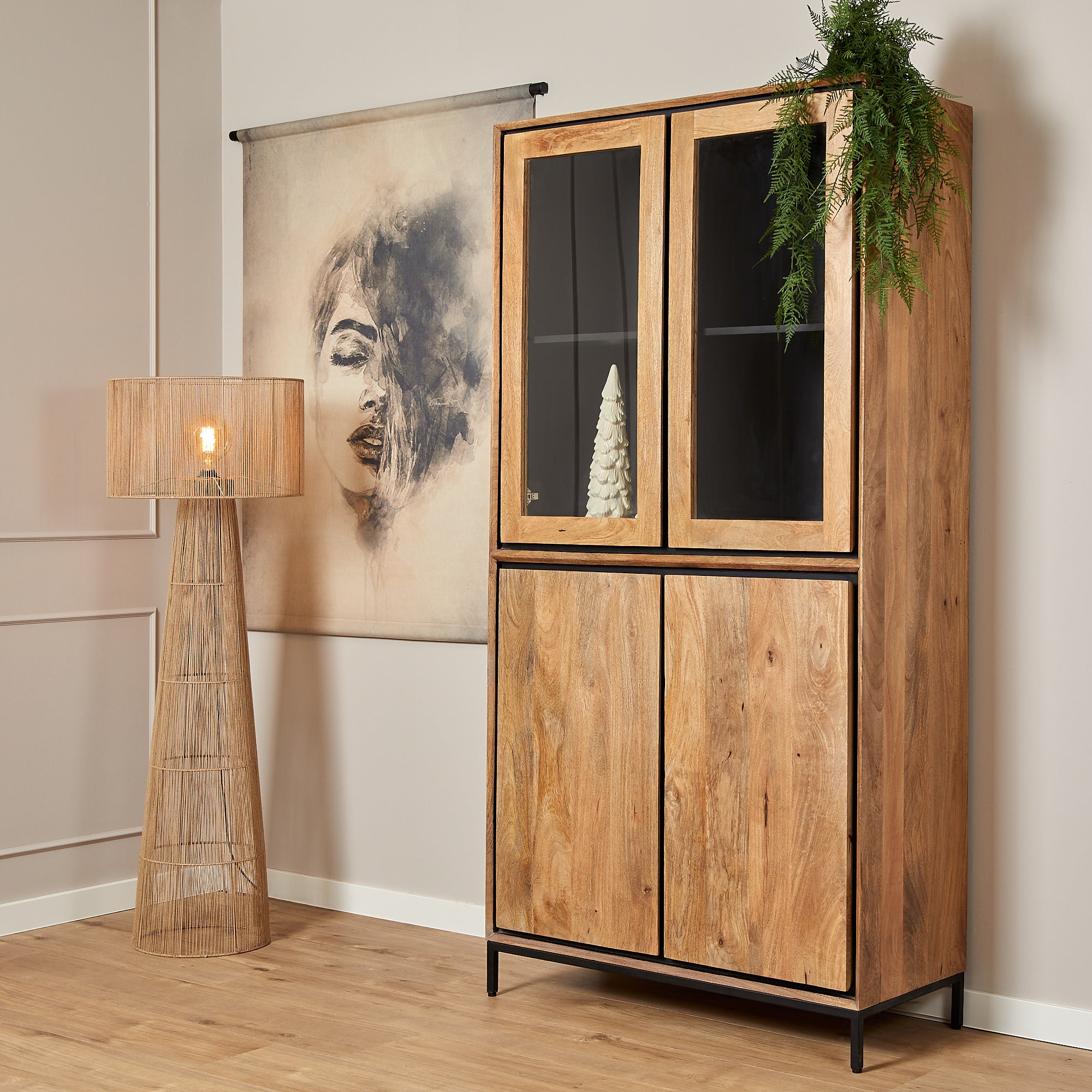 Vitrinenschrank Rois – lackiertes Mangoholz & schwarzer Metallrahmen, 100 x 45 x 200 cm, modernes Design mit Holzstreifen