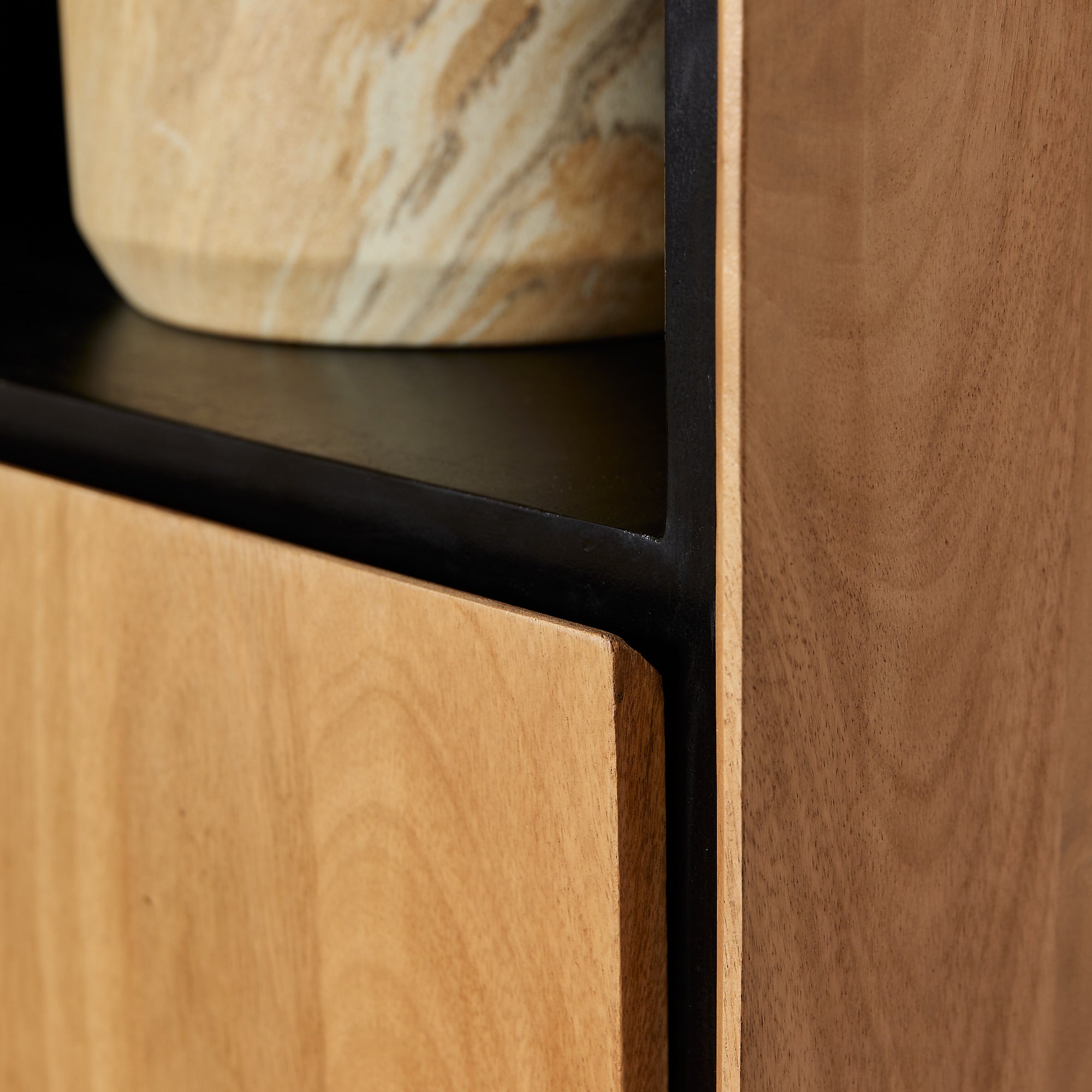 Regalschrank Rois – Mangoholz & Metall Schwarz, 60 x 45 x 220 cm