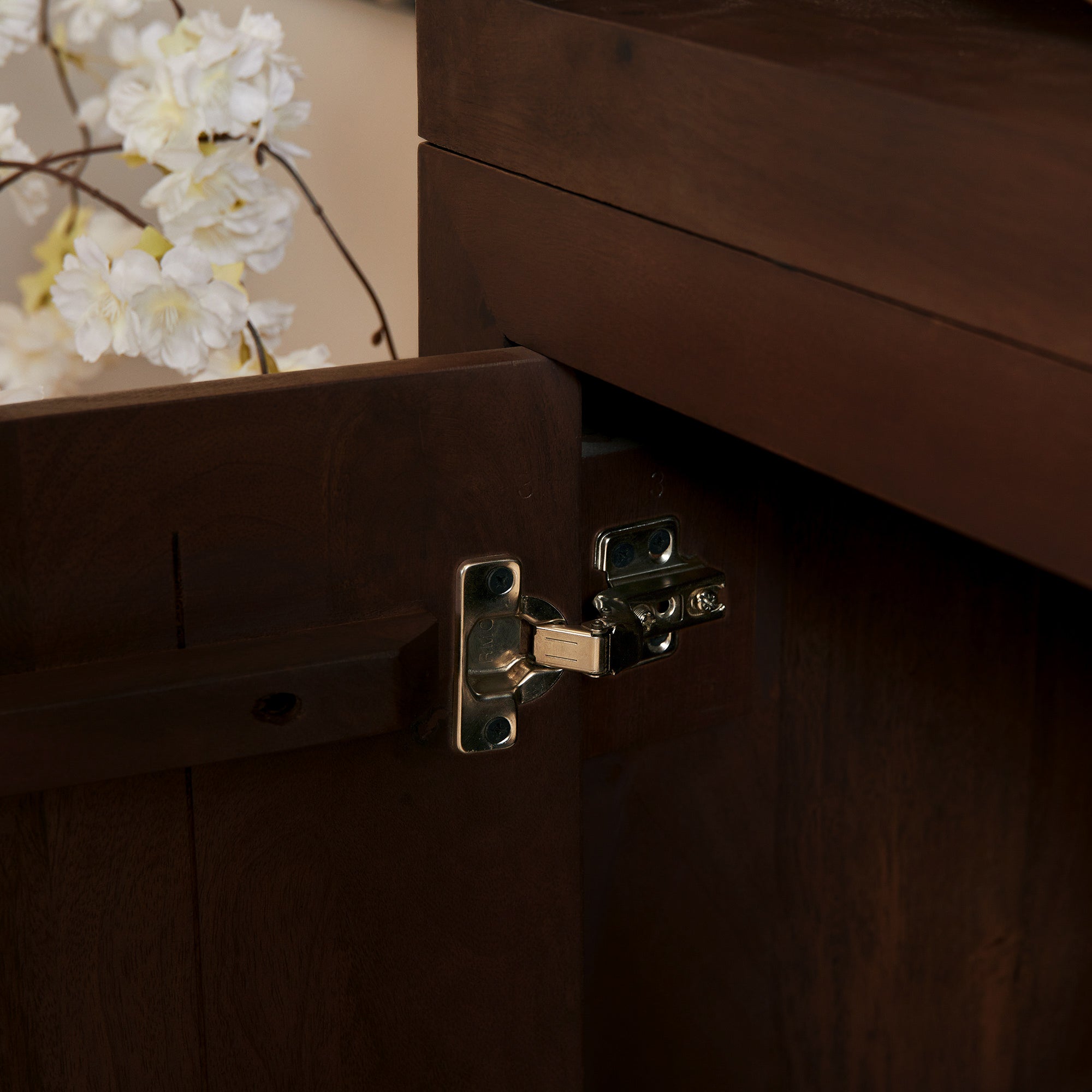 Regal Bali Braun XL – modernes Mangoholz-Regal mit offenen Fächern & 3 Türen, Push-to-Open, 160 x 45 x 200 cm