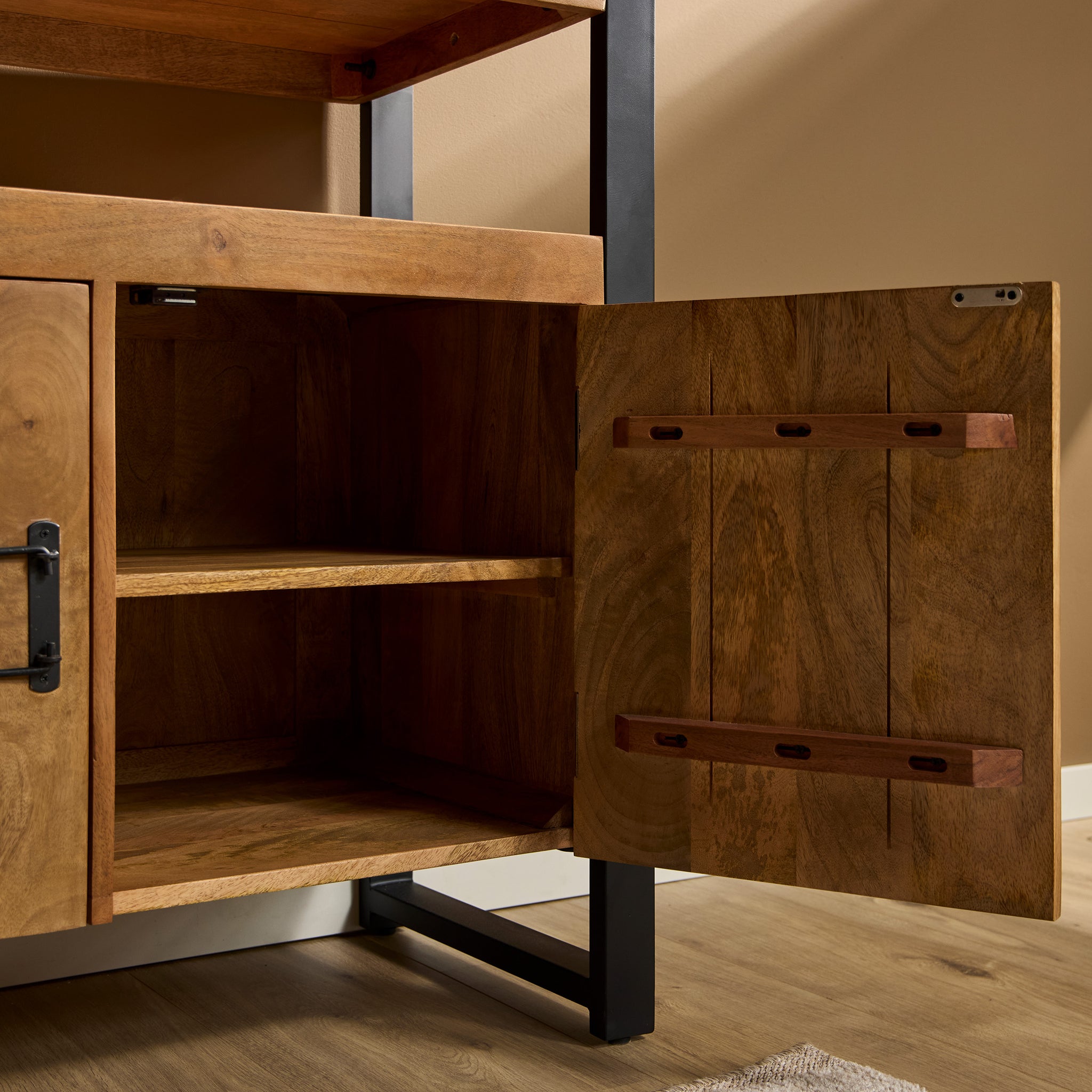 Sideboard Bori Natur – Mangoholz mit Metallrahmen, 4 Türen & Regalfächer, modernes Design, 175 x 45 x 90 cm