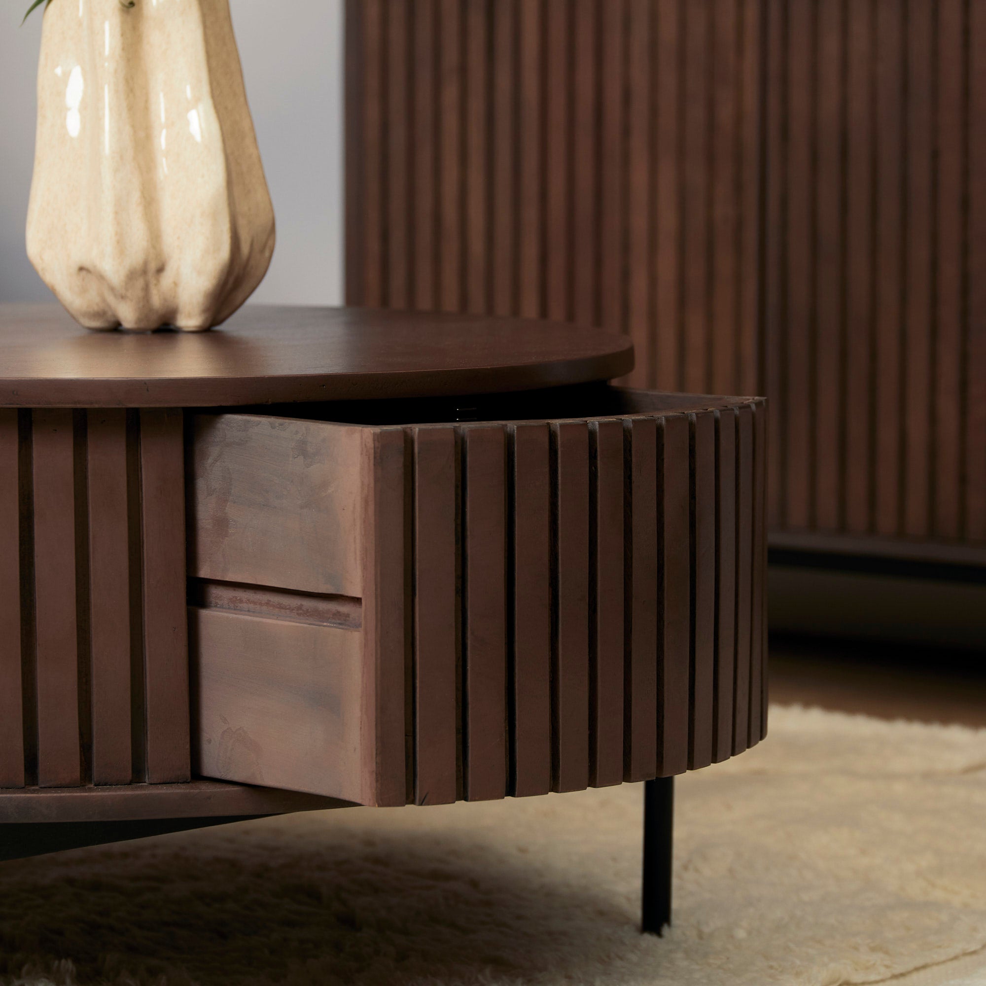 Couchtisch Mandy Braun – runder Mangoholz-Tisch mit 2 Schubladen & Lamellenmuster, 80 x 80 x 40 cm