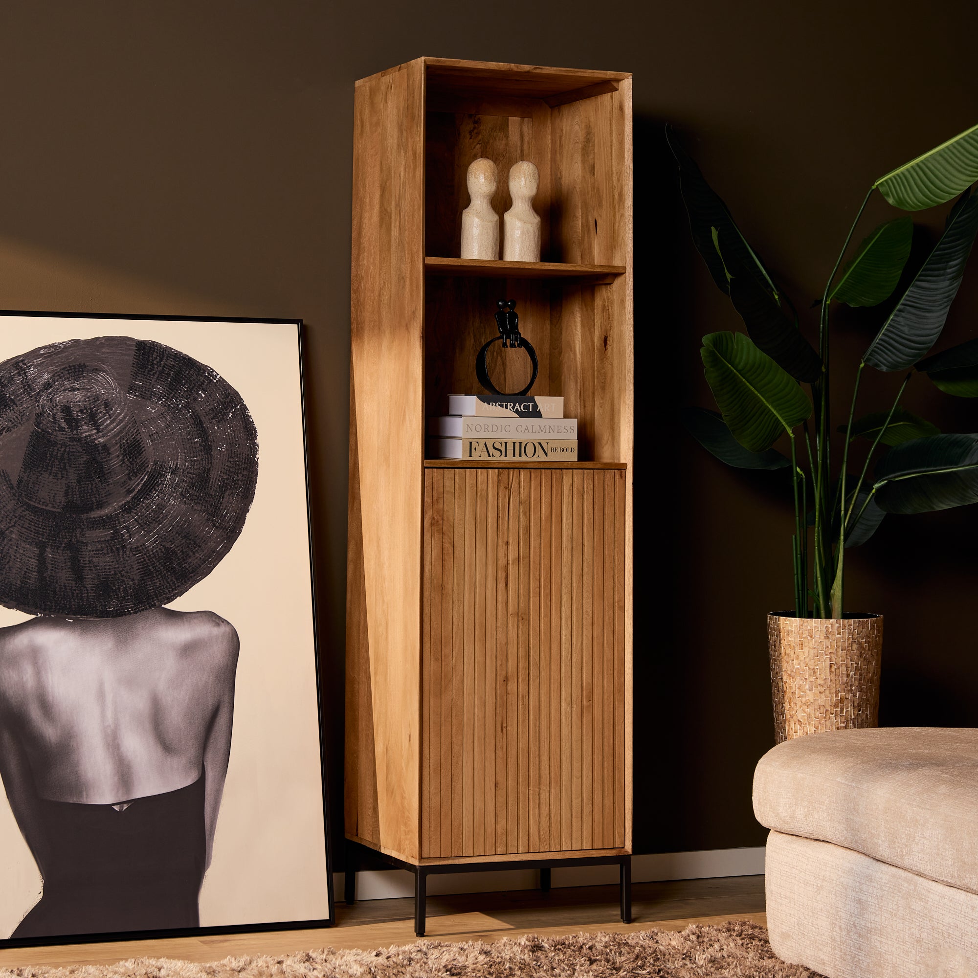 Bücherregal Mandy Naturfarben – Mangoholz mit Lamellentür & offenen Fächern, 55 x 45 x 200 cm