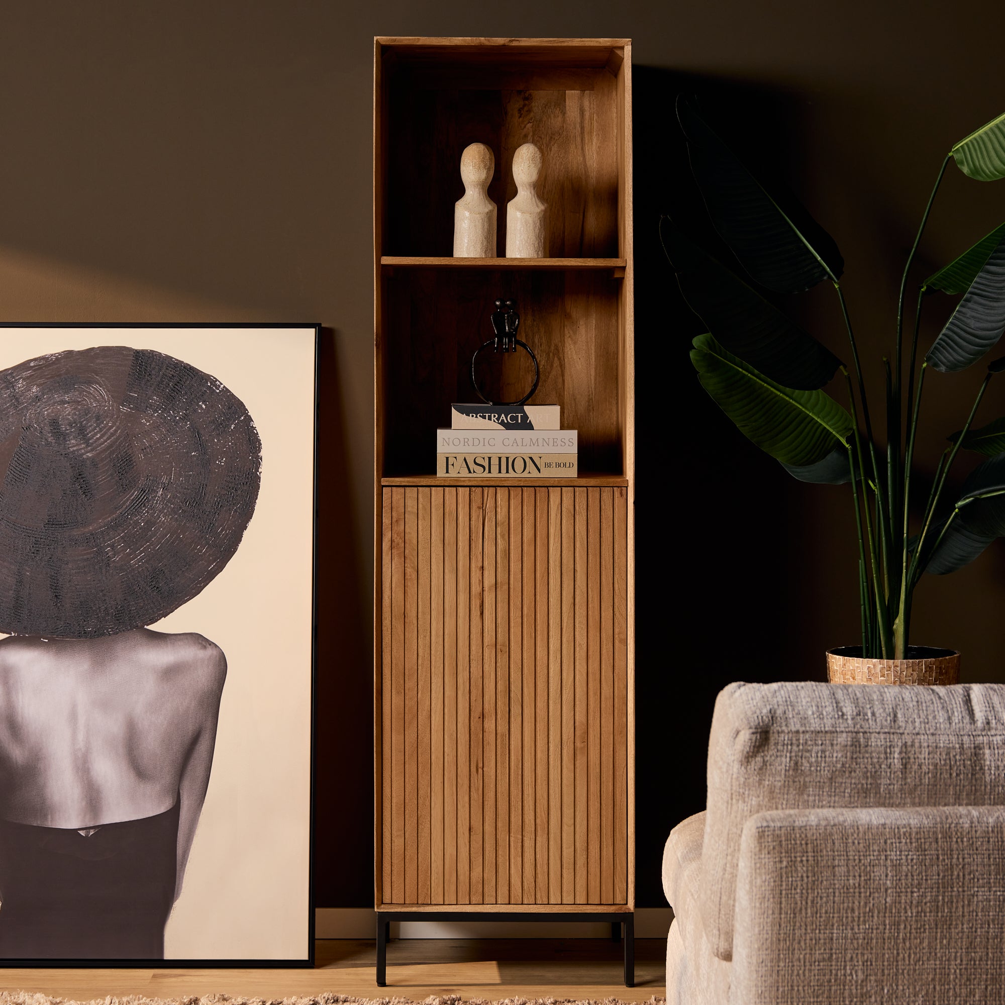 Bücherregal Mandy Naturfarben – Mangoholz mit Lamellentür & offenen Fächern, 55 x 45 x 200 cm