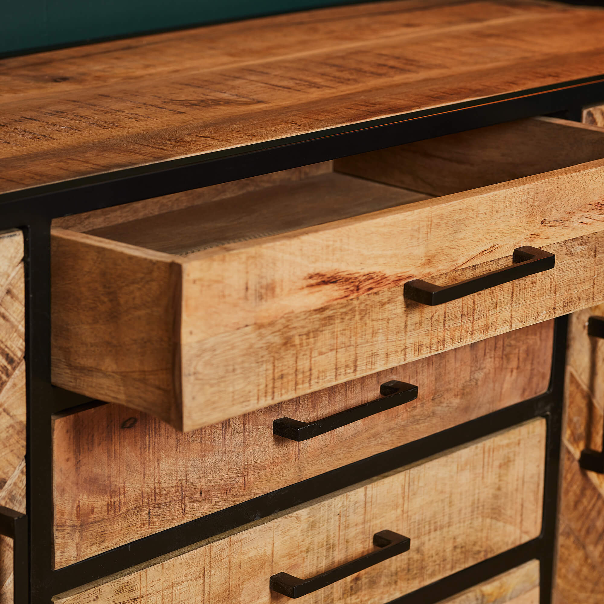 Sideboard Aloy – Kommode aus Mangoholz mit Fischgrät, lackiertem Metallrahmen, 2 Türen & 4 Schubladen, 210 x 45 x 75 c