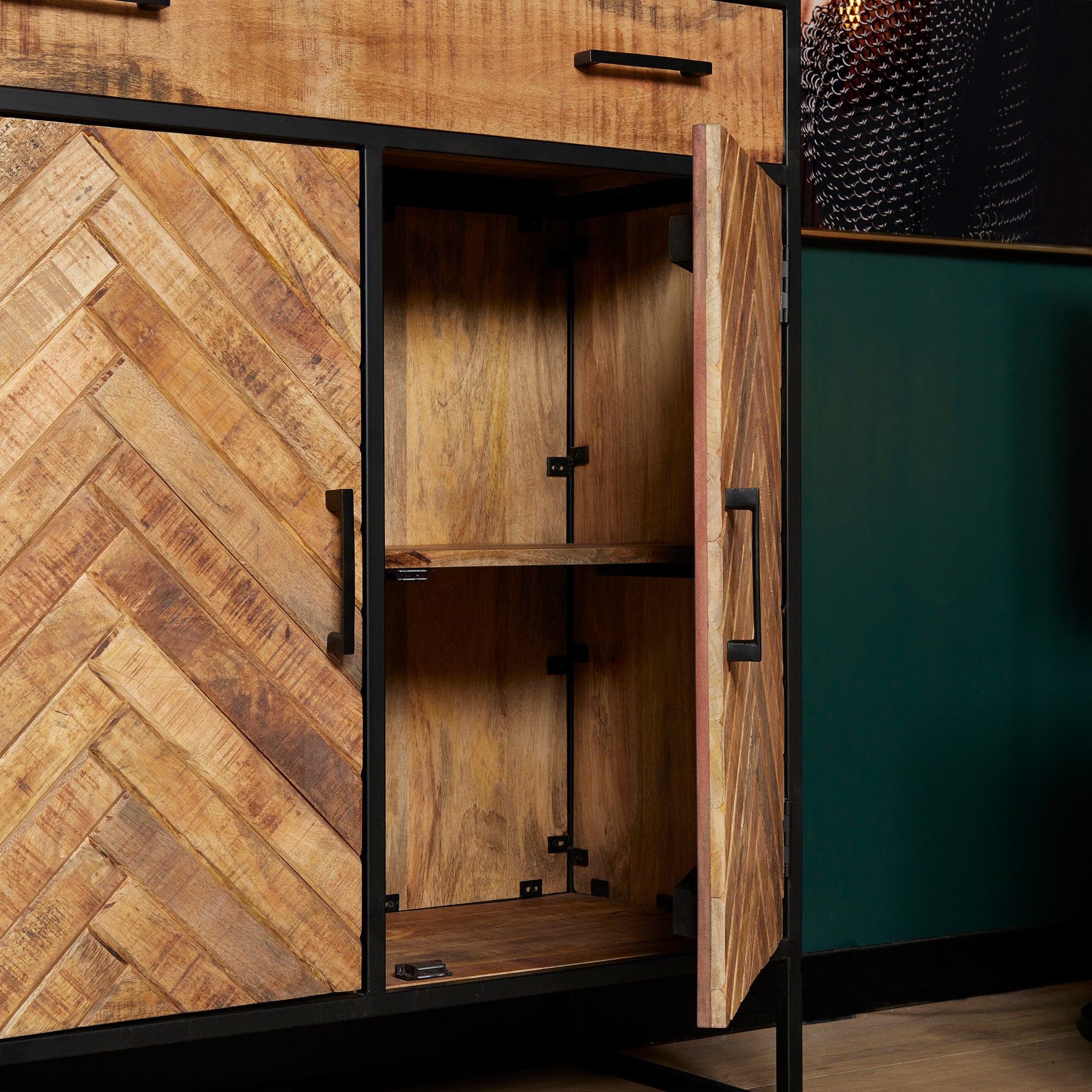 Highboard Aloy – Mangoholz-Kommode mit Fischgrätmuster & Metallgestell, 100×40×115 cm, stilvolles Design