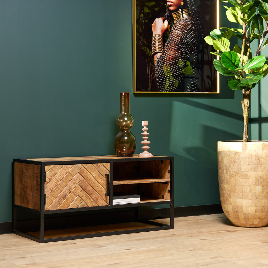 TV-Board Aloy – modernes Lowboard aus Mangoholz mit schwarzem Metallrahmen & Fischgrätmuster. Mit 1 Tür & 2 offenen Fächern. Maße: 100 x 45 x 50 cm.
