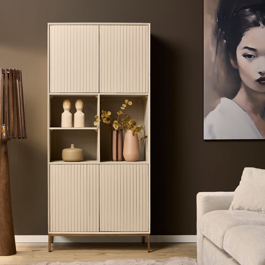 Regalschrank Mandy Sand – Mangoholz mit Lamellenmuster & bronzefarbenem Gestell, 90 x 45 x 200 cm