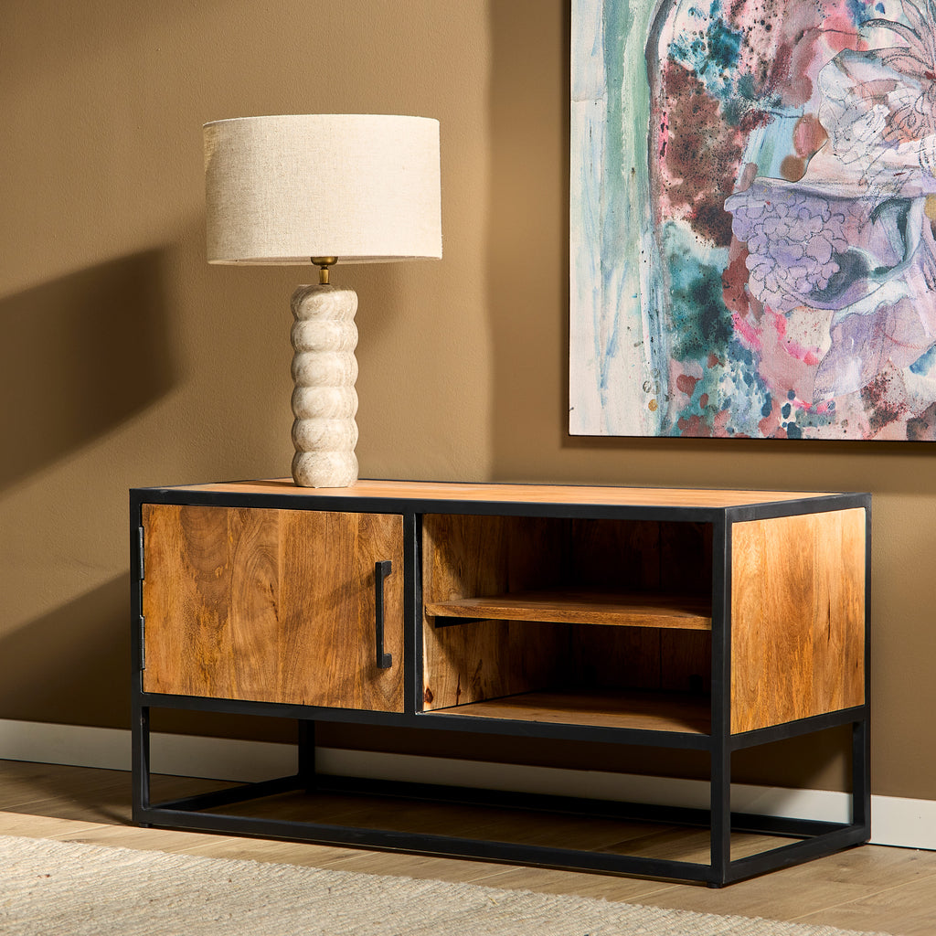 TV-Board Delta – Mangoholz mit schwarzem Gestell & Holzeinlagen, 100 x 45 x 50 cm