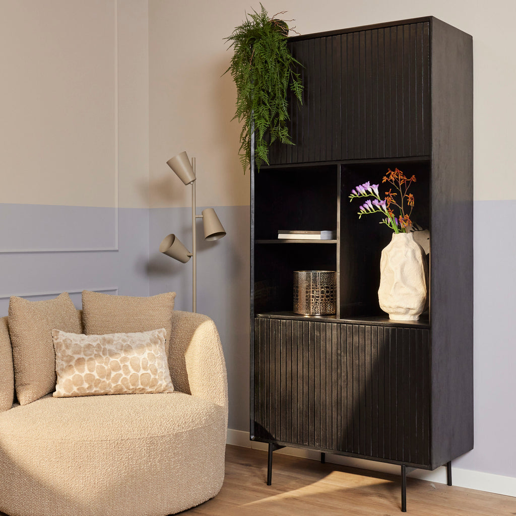 Regalschrank Mandy Schwarz – Mangoholz mit Metallrahmen, 4 Türen & offene Fächer, 90 x 45 x 200 cm