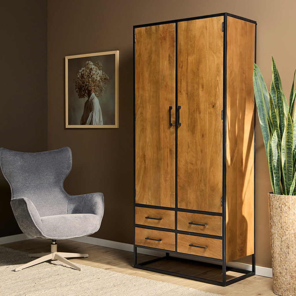 Delta Schrank – Massivholz Mangoholz & Metall Schwarz, 90 x 45 x 200 cm, mit 2 Türen, 4 Schubladen & 3 Regalen