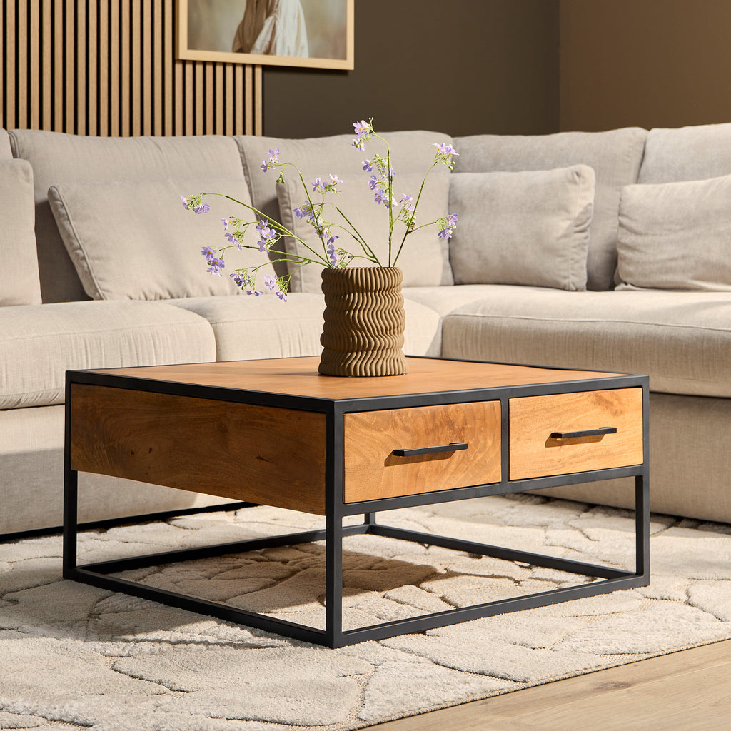 Couchtisch Delta Schwarz – Quadratischer Mangoholz-Tisch mit 4 Schubladen & Metallgriffen, 80 x 80 x 40 cm
