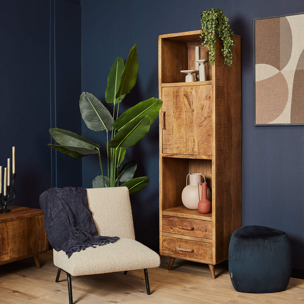 Bücherregal Raven – modernes Mangoholz Schrank 55×200×45 cm mit 2 Schubladen, 1 Tür & einzigartigem Holzdesign