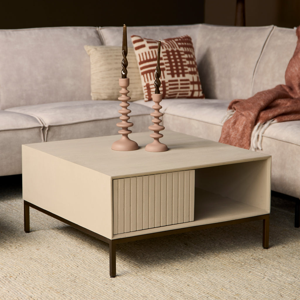 Couchtisch Mandy Sand 80x80x40 cm – Mangoholz mit Schubladen & bronzefarbenen Metallbeinen