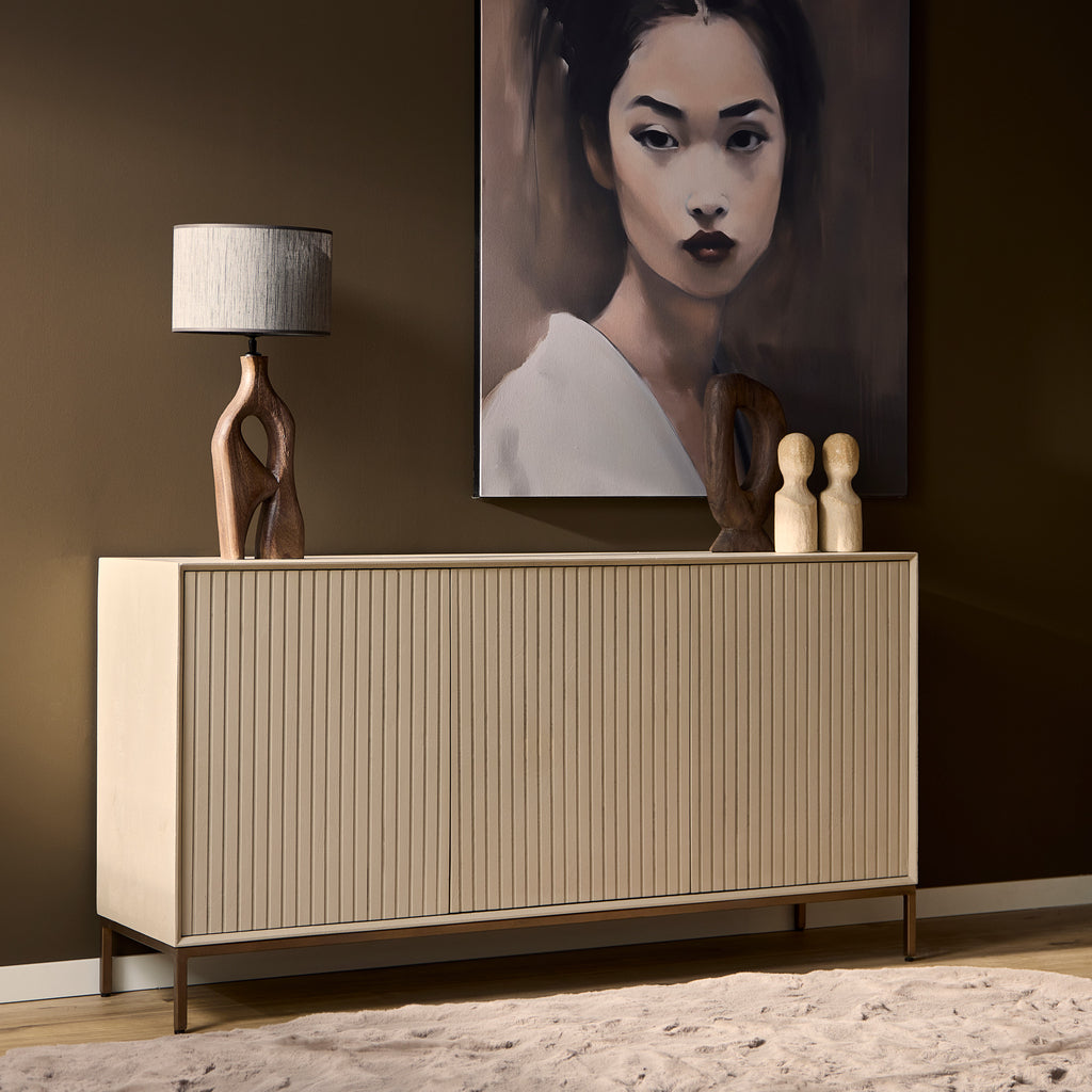 Sideboard Sole Sand 165x45x85 cm – Mangoholz Kommode mit Lamellenfront & elegantem Metallrahmen