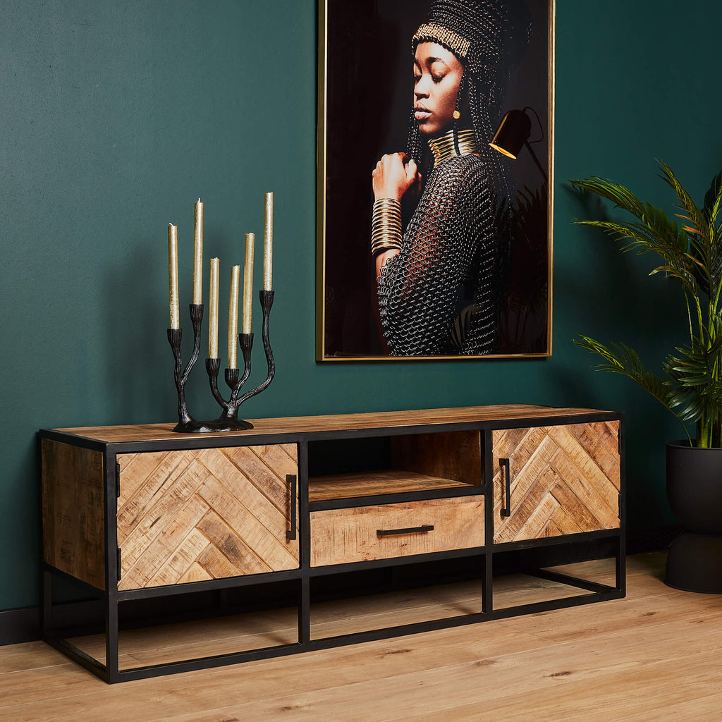 TV-Board Alora – Mangoholz & Metall, Fischgrätmuster, 145 x 45 x 50 cm