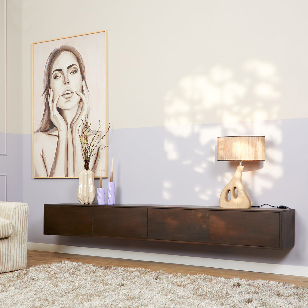 Schwebendes TV-Board Focus Walnuss – Mangoholz, 240 x 35 x 30 cm, grifflos, Push-to-Open, modernes Design