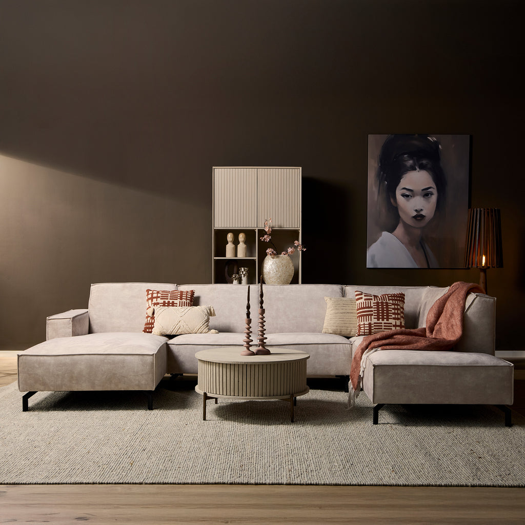 Sofa Famous&Glamor – moderne Eckcouch mit Lounge links & Ottomane rechts, 2,5-Sitzer in Samt Hellbeige von MeinLieblingsplatz