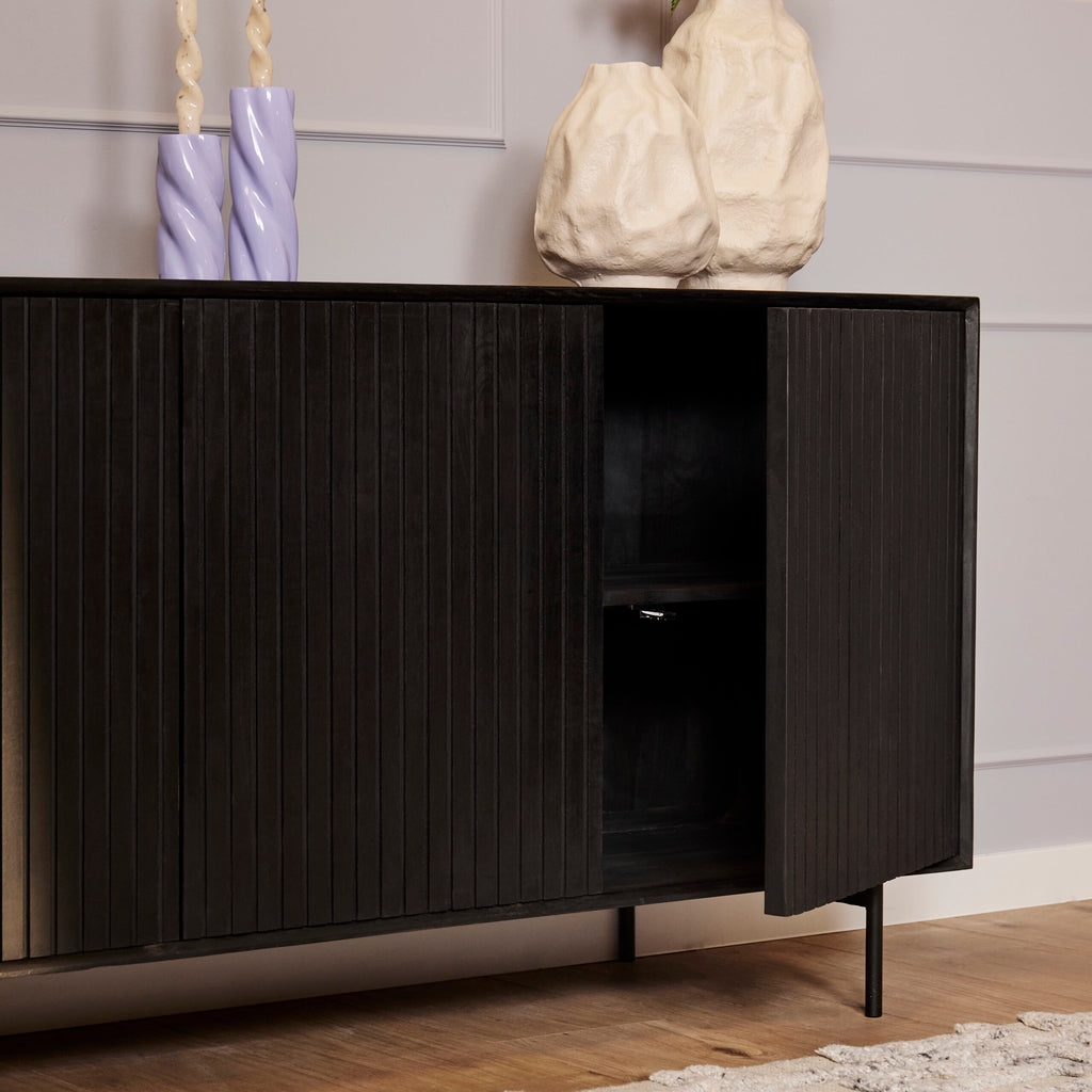 Sideboard Mandy Schwarz – Mangoholz mit Metallrahmen, 4 Türen im Lamellen-Design, modernes Lowboard 210 x 45 x 85 cm