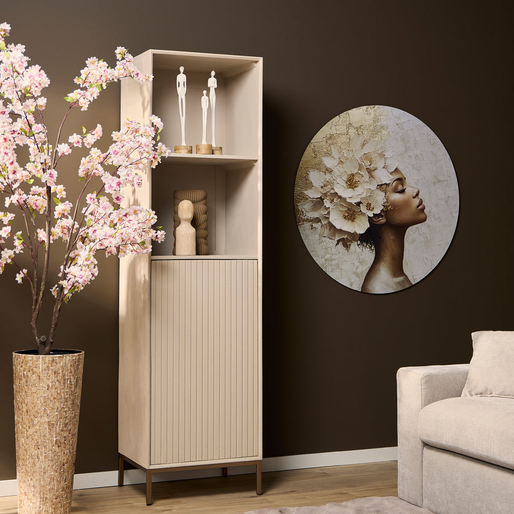 Bücherregal Mandy Sand – Mangoholz mit Sand-Finish & bronzefarbenem Metallgestell, 1 Tür & 2 offene Fächer, 55 x 45 x 200 cm