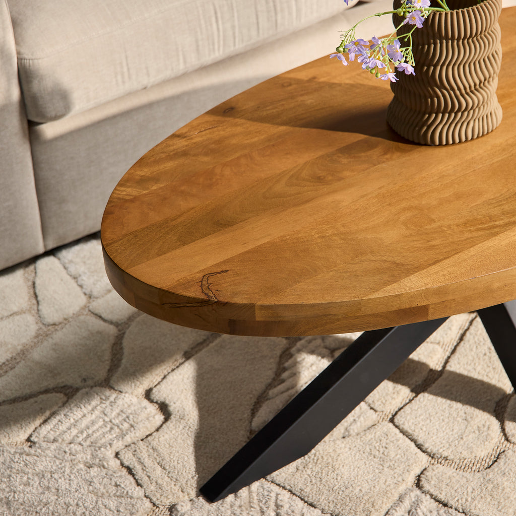 Couchtisch Delta 130x70x46 cm Natur – ovaler Couchtisch aus Mangoholz mit Metallgestell