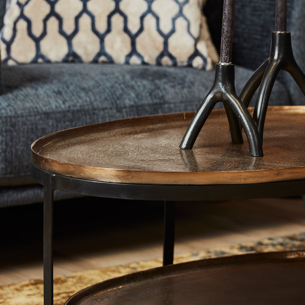 Couchtisch Kate oval 98x60x45 cm – Aluminium in Antikgold & schwarzes Gestell