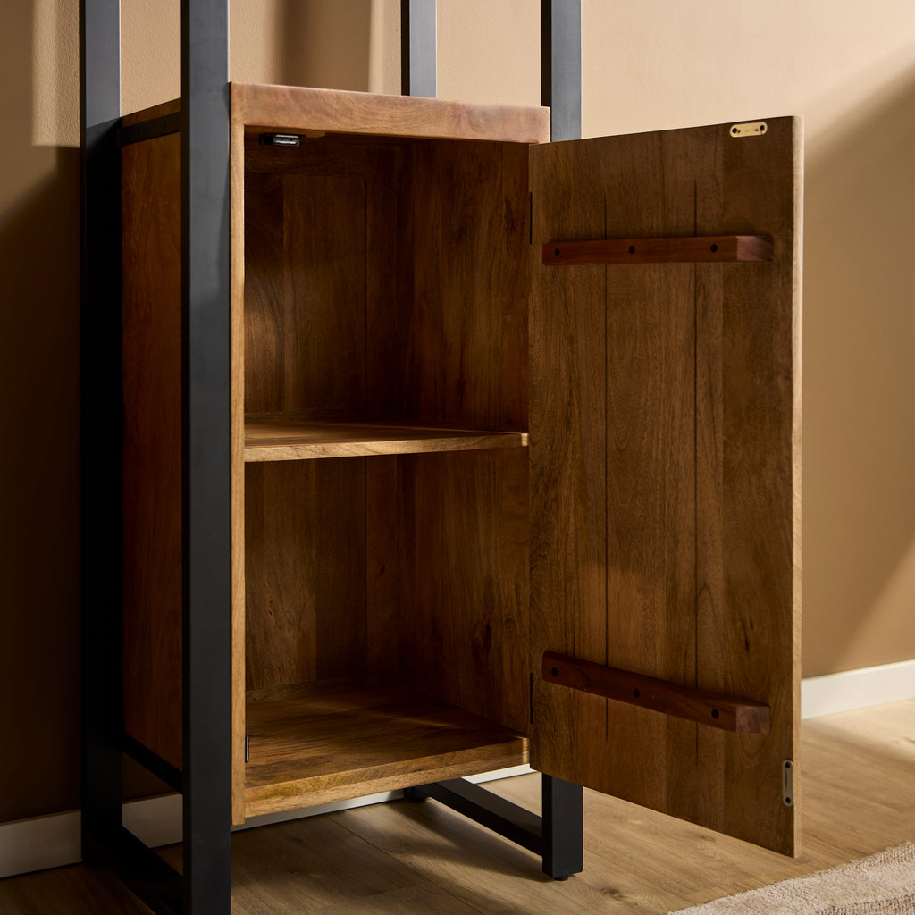 Bücherregal Bori 55x40x200 cm – Massiver Mangoholz Schrank mit Metallrahmen & Tür im modernen Design