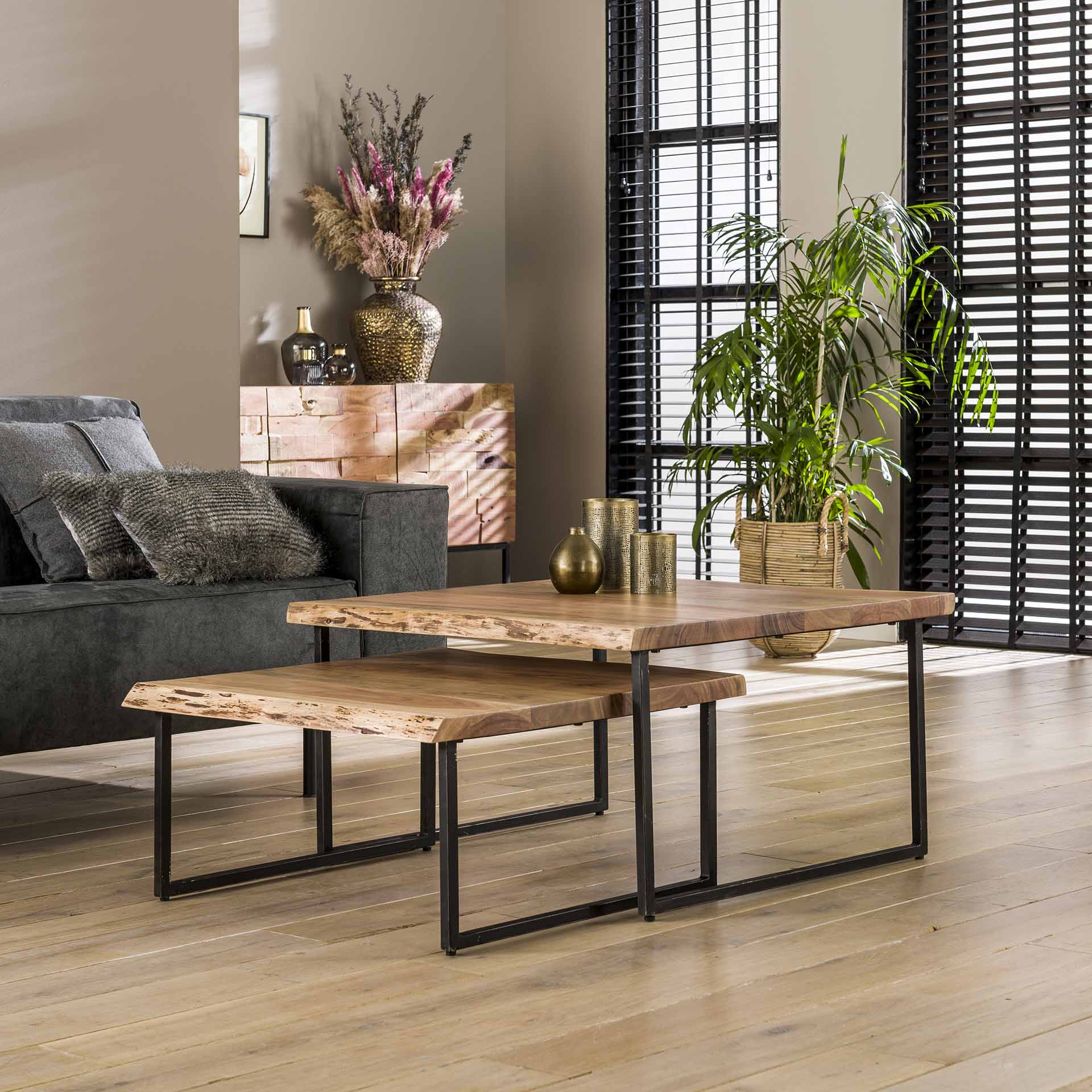 Couchtisch-Set Carino 2er-Set – Akazienholz mit Baumkante & schwarzem Metallgestell 80x80x45 cm & 70x70x35 cm