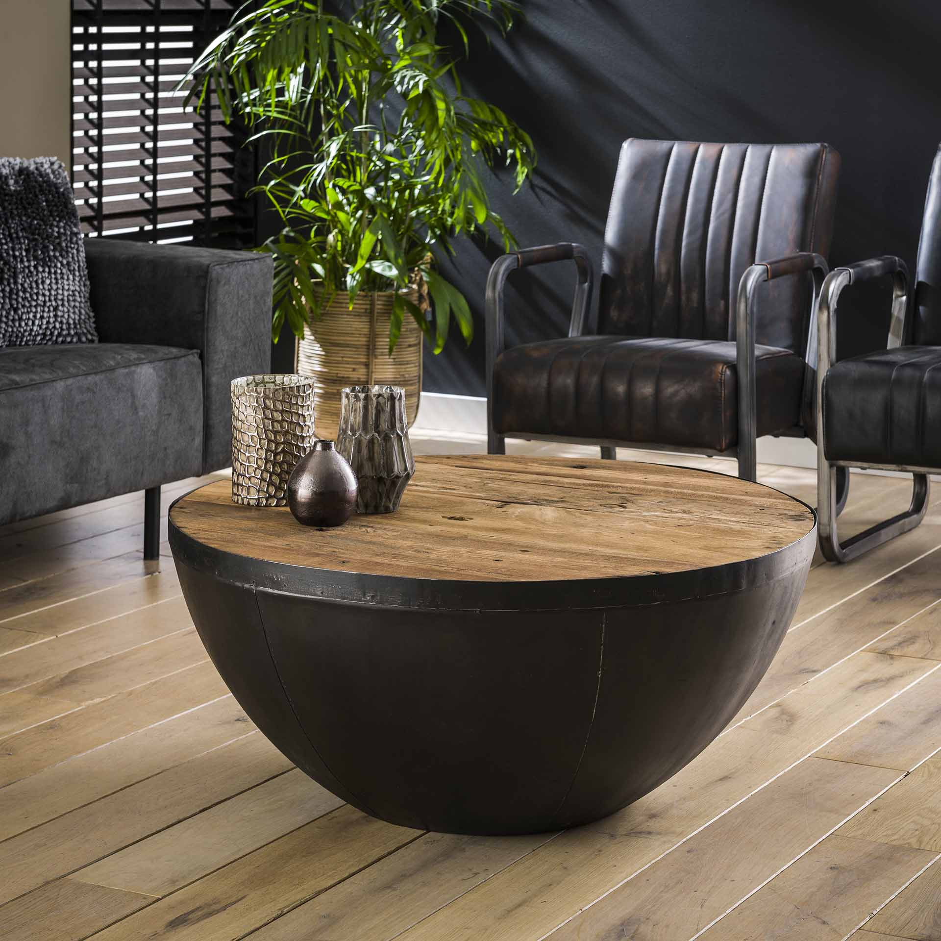 Couchtisch Occhio Ø90x40 cm – Rundtisch aus recyceltem Hartholz mit halbkugelförmigem Metallfuß