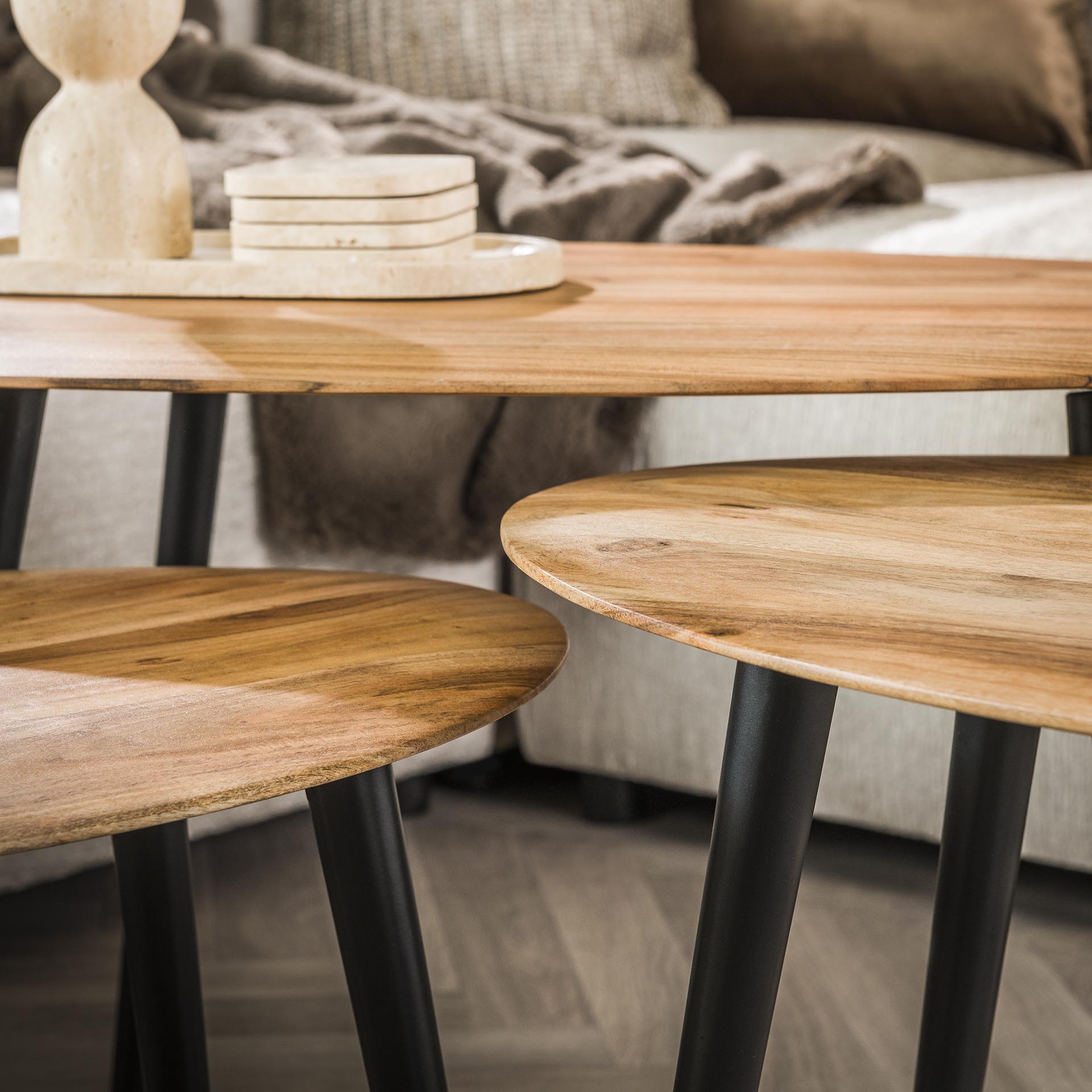 Couchtisch-Set Oliva 3er-Set – Organische Akazienholz-Tische mit Metallgestell 90x55x50 cm, 66x46x46 cm & 55x41x42 cm