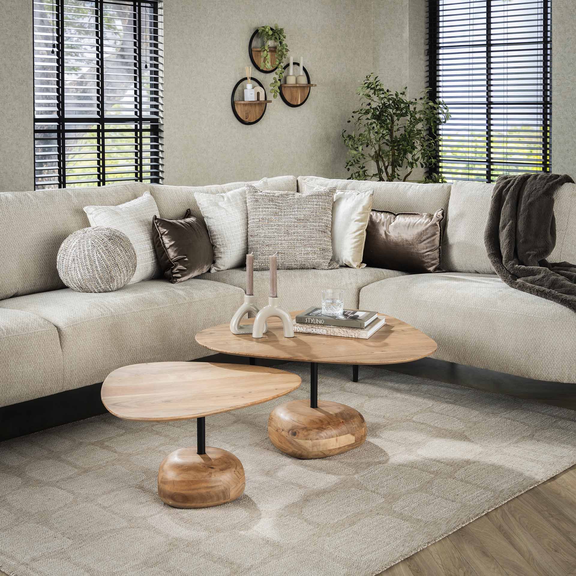 Couchtisch-Set Picasso 2er-Set – Dreieckige Akazienholz-Tische 78x84x40 cm & 63x60x35 cm